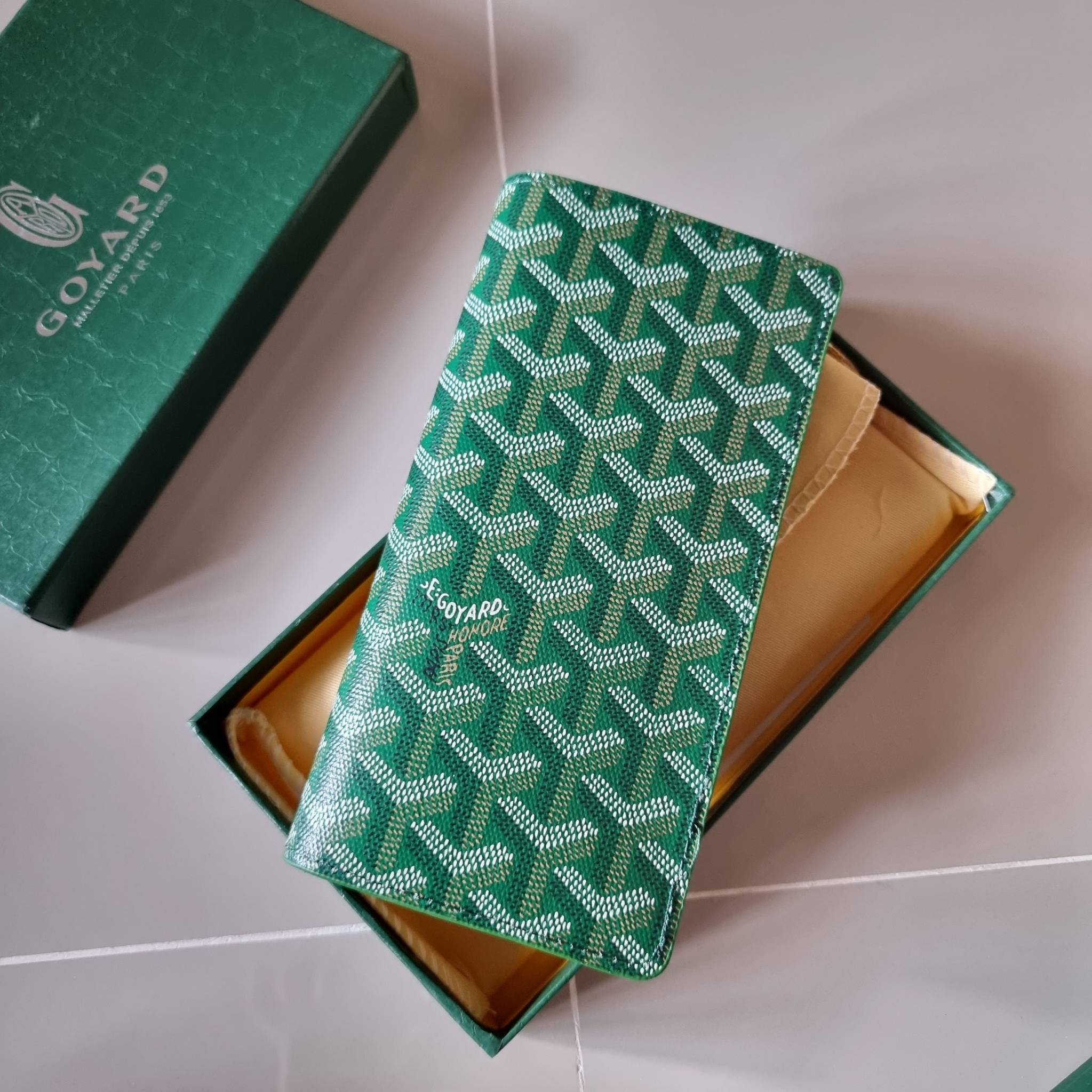 Goyard Bi Fold Long Wallet / GOYARD FLAP WALLET / Goyard Long Wallet กระเป๋าสตางค์ใบยาว รุ่น unisex ที่ใช้ได้ทั้งหนุ่มๆและสาวๆ ไอเท็มนี้ตอบโจทย์สำหรับคนที่ชอบเก็บบัตรเยอะๆ