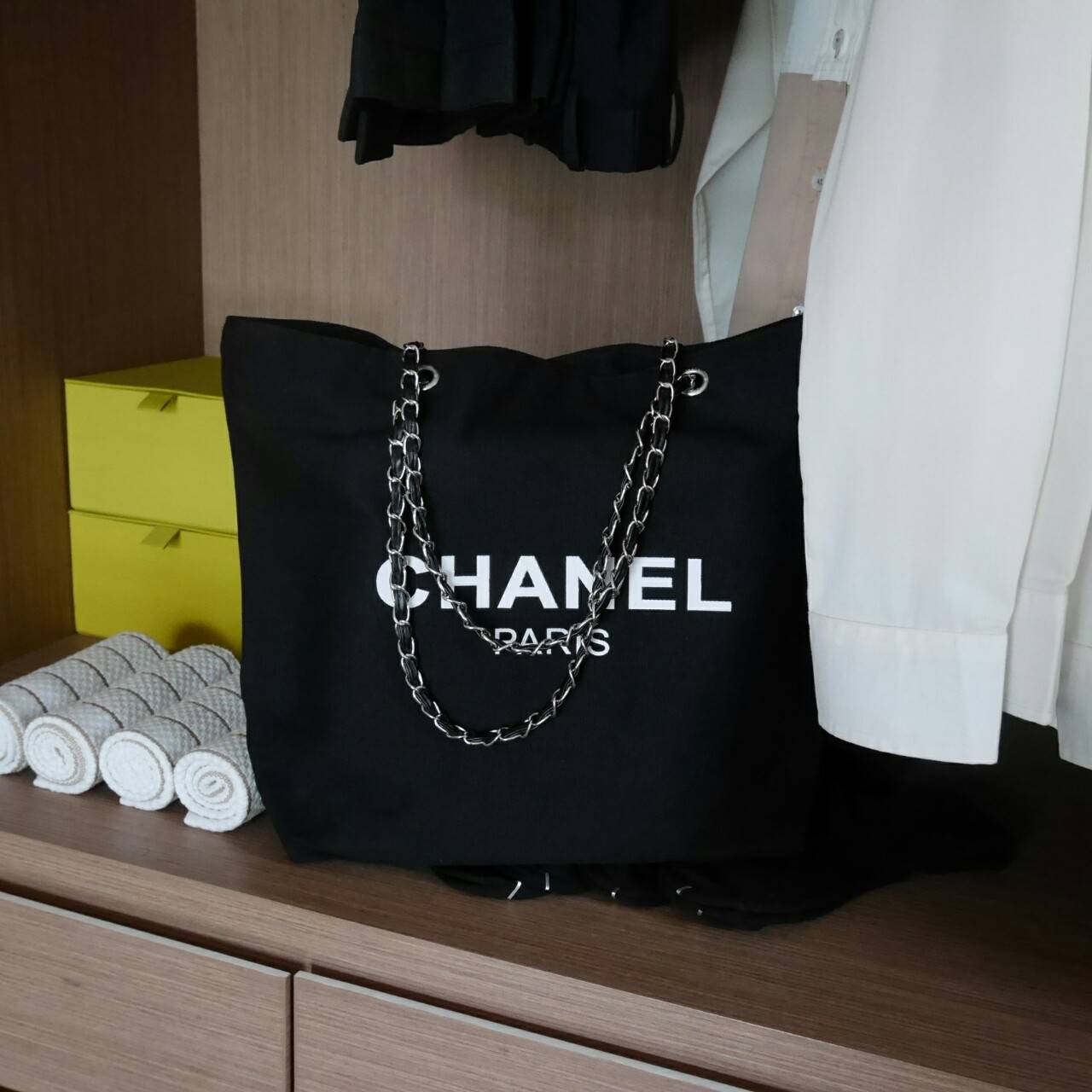 New Arrival!! พร้อมส่งที่ไทย ตามคำเรียกร้อง CHANEL VIP CANVAS TOTE BEAUTY GIFT TOTE CANVAS SILVER HARDWARE CHAIN STRAPS วัสดุทำจาก #ผ้าแคนวาสหนา บุด้วยผ้าซับอีกชั้น ด้านหน้ามีโลโก้แบรนด์ ตรงอะไหล่ปั้มแบรนด์ทุกจุด ตัวสายทำจากโซ่ เรียบ หรู ดูดี ใส่ของได้เยอ