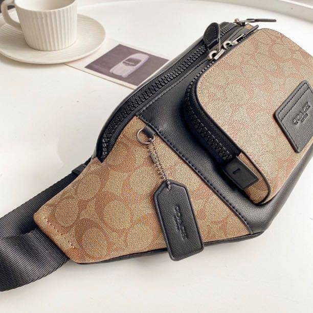 COACH TRACK BELT BAG IN SIGNATURE พร้อมส่งที่ไทยค่ะ! กระเป๋าคาดอก ใบใหญ่กำลังดี หนังแท้นิ่ม ทรงสวย ด้านหน้ามีช่องซิปคู่ใส่ของจุกจิกค่ะ ช่องซิปหลักกว้าง ใส่ของจำเป็นได้ครบค่ะ พร้อมช่องซิปยาวตอนหลังให้อีกช่อง// สายคาดเลื่อนปรับได้ฟรีไซด์นะคะ