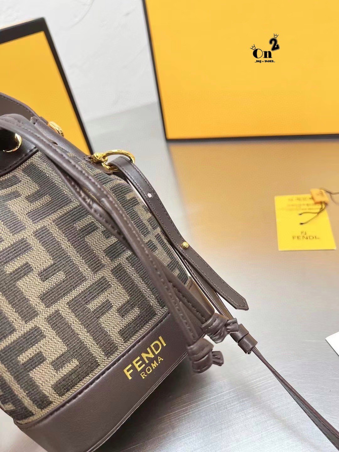 FENDI MINI BUCKET BAG / Fendi Mon Tresor Beige Raffia mini Bag กระเป๋าสะพายทรงขนมจีบยอดฮิต ไซส์มินิ ที่น่ารักน่าใช้มาก ดีไซน์สวยอยู่ทรง วัสดุผ้าแคนวาสสลับหนังแท้ ดีเทลห่วงคล้องอะไหล่สวยหรู มาพร้อมสายสั้นคบ้องแขน และสายครอสบอดี้สำหรับสะพายข้าง สลับใช้ได้ไม