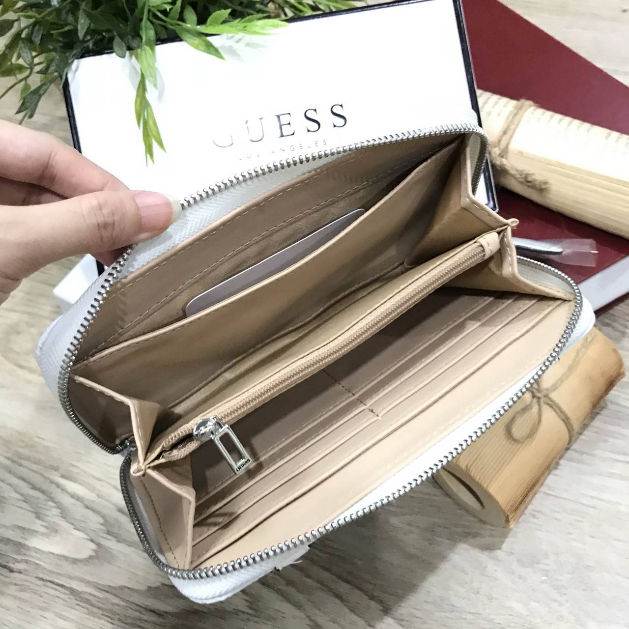 NEW ARRIVAL! GUESS FACTORY WOMEN'S LONG WALLET กระเป๋าสตางค์ใบยาวซิปรอบรุ่นหายาก! Signature Brand รอบใบ ด้านหน้าแต่งสายหนังคาดเหมือนเข็มขัดพร้อมประดับโลโก้แบรนด์อะไหล่เงิน ภายในมีช่องใส่ธนบัตร ช่องซิปกลางและช่องใส่บัตรหลายช่อง ใส่มือถือ iphone8+ ได้ 
