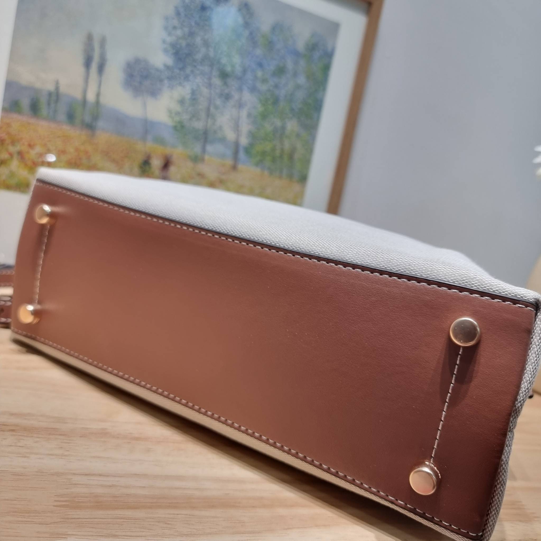 COACH CH190 HANNA SHOULDER BAG น้องใหม่ เรียบหรู ดูแพง กับกระเป๋าสะพายไหล่ทรงสวย โทนสีคลาสสิค ดีไซน์ตกแต่งสายคาดจับจีบข้างกระเป๋าเพิ่มดีเทล มาพร้อมหูจับถอดแยกได้