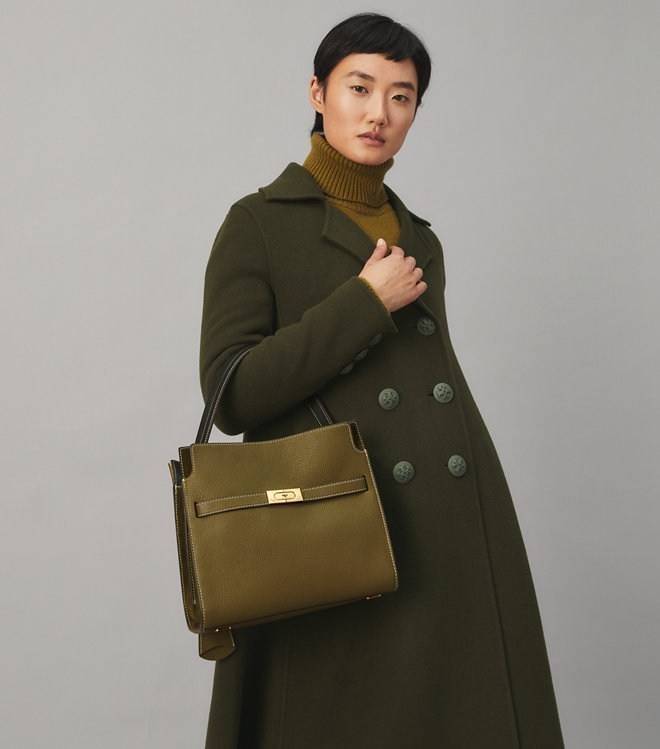 Tory burch lee radziwill pebbled small double bag กระเป๋า Lee Radziwill Double Bag สุดหรู ที่คำนึงถึงการเลเยอร์หนังและหนังกลับอย่างประณีตลงไปในงานดีไซน์ สามารถปรับปากกระเป๋าได้ 3 แบบตามต้องการ พร้อมนำเอาความเป็น American Luxury มาตีความใหม่ผ่านแง่มุมของคว