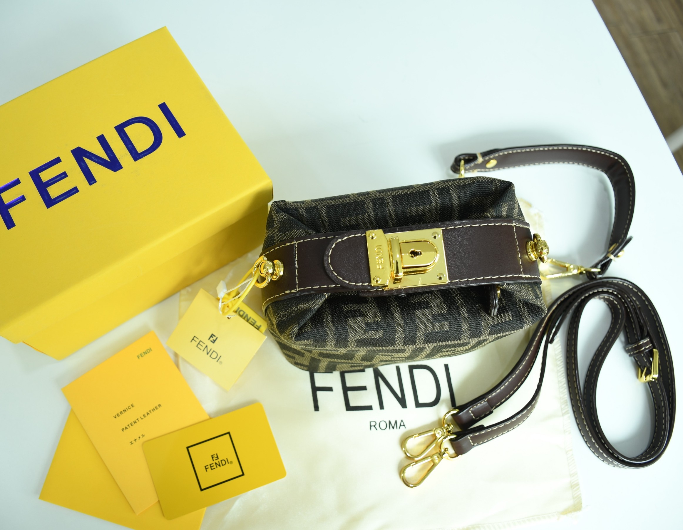 Fendi Tobacco Monogram FF Logo Zucca Buckle Belt Boston Mini Bag Brow Canvas Satchel กระเป๋าสะพายข้าง size mini สุดฮิต วัสดุ canvas จุของได้เยอะ ใส่iphone+ ได้ เปิดปิดด้วยซิป น่ารักมากกก ห้ามพลาดเลยค่ะใบนี้แนะนำสุดๆ มีสายสั้น+สายสะพายไหล่ ปรับสายได้