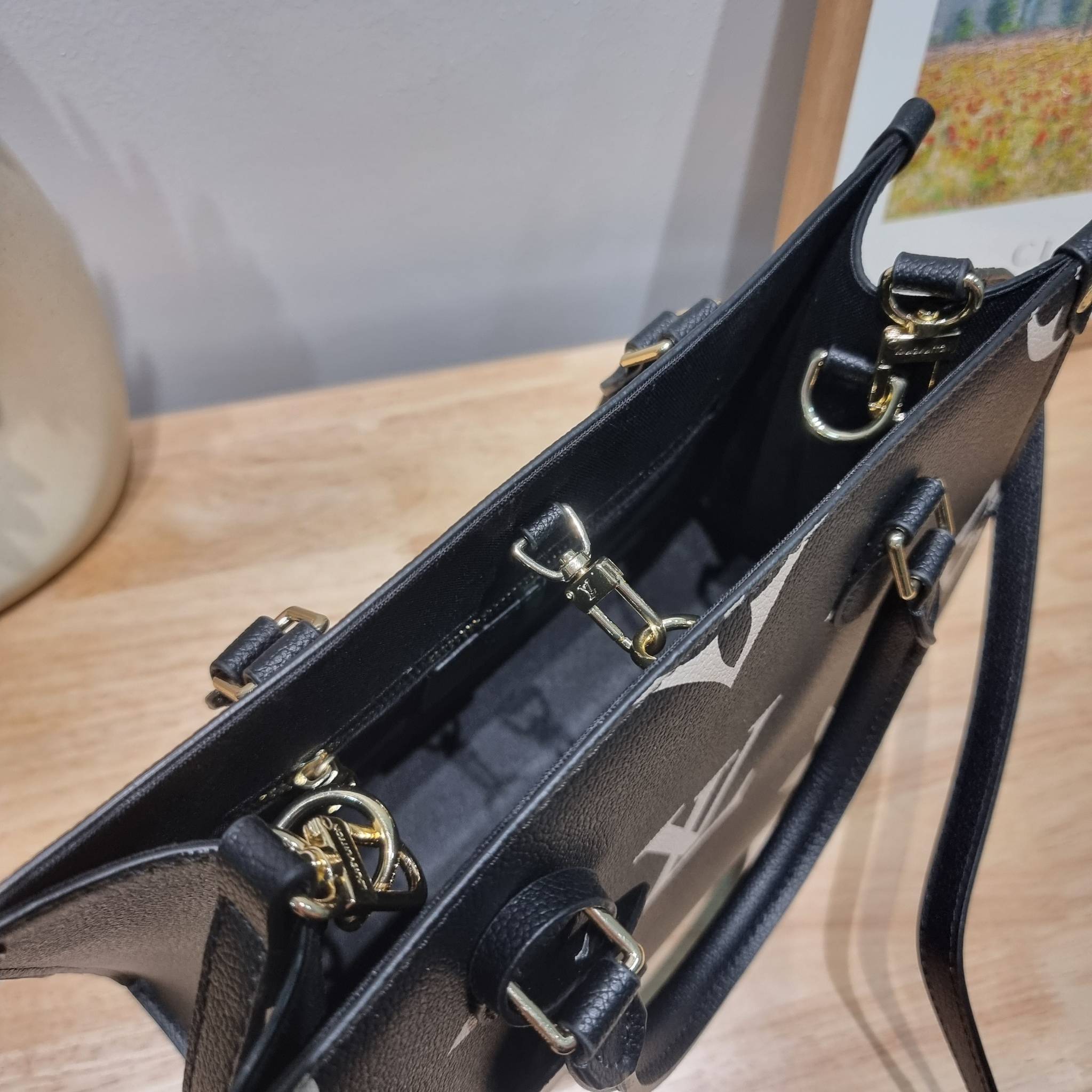 LV Onthego / LV crossbody tote bag กระเป๋าทรงโท้ทเวอร์ชั่นดั้งเดิม ที่คลาสสิค ผู้ดี หรูหรา โทนสีใช้งานง่าย ได้ทุกลุค ทุกสไตล์ วัสดุหนังลูกวัว ผิวลายเกรน มาพร้อมหูจับในตัว คล้องแขนก็ดูแพง หรือจะเกี่ยวสายครอสสะพายก็อัพลุคได้เลย ภายในโล่งกว้างมาก มีอะไหล่เกี