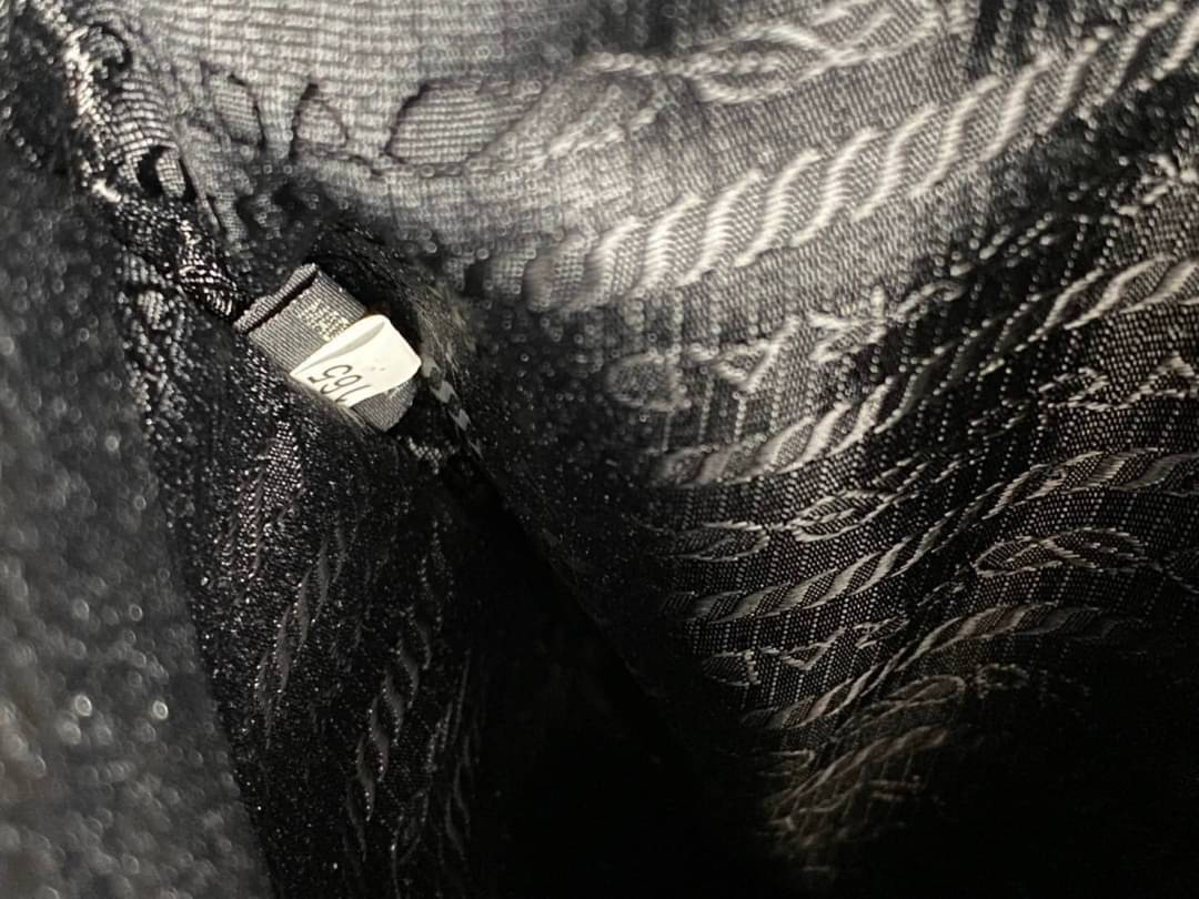 Medium PRADA nappa-leather tote bag with topstitching / PRADA Tote Bag กระเป๋าทรงโท้ท ภายในโล่งกว้าง มีหูจับในตัว ใส่สัมภาระได้เยอะจุใจ พร้อมส่งที่ไทยสวยน่าใช้มากห้ามพลาด!