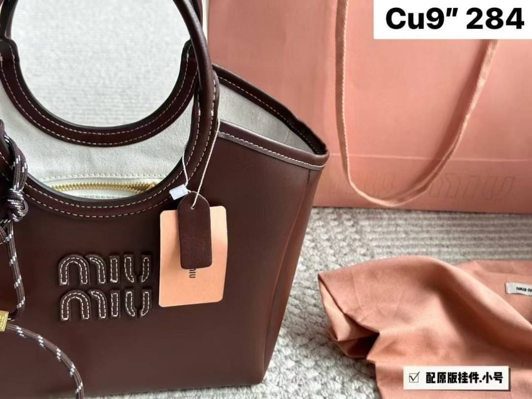 MIU MIU Ivy Leather Tote Bag กระเป๋าถือทรงโท้ทงานหนังเรียบเต็มใบ เรียบหรู มีความยูนิค จับแมตช์ง่าย สวยงามได้หลายสไตส์ ภายในโล่งกว้าง จุของได้เยอะ ใบจริงสวยเกินเบอร์จ้า