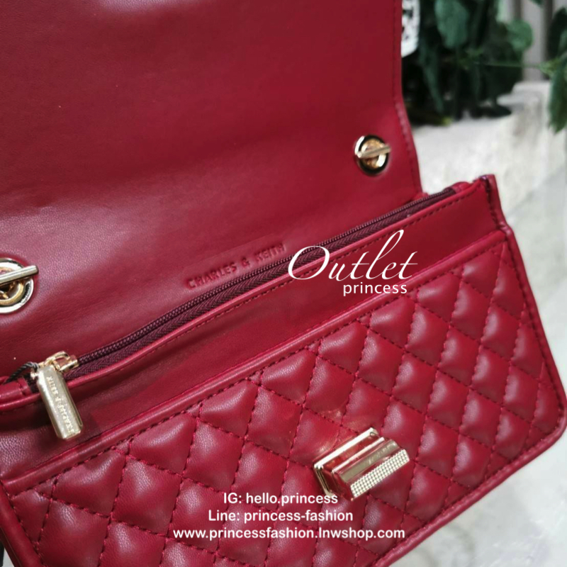 BEST SELLER! CHARLES & KIETH MINI CLUTCH BAG กระเป๋าสะพายทรงคลัชรุ่นยอดนิยมดีไซน์คลาสสิควัสดุหนังนิ่มลายตารางสวยอยู่ทรงขนาดมินิสไตล์ Chanel เปิดปิดด้วยตัวล๊อคแบบบิดอะไหล่ทอง ด้านหลังประดับโลโก้แบรนด์สวยดูดี มาพร้อมสายสะพายโซ่ร้อยหนัง Crossbody ได้สามารถซ้