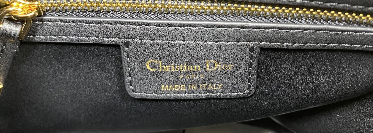 ORI หนังแท้ | Dior Caro Multicarry Bucket Backpack กระเป๋าเป้สะพายหลัง คอลใหม่ล่าสุด โดดเด่นด้วยผ้าทอทวีตโทนสีดำ พร้อมกระเป๋าเล็กคู่หน้า เปี่ยมไปด้วยสไตล์และความหรูหราตกแต่งด้วยโลโก้ CD โลหะสีทอง