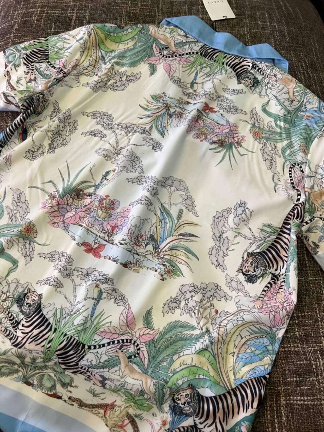 Gucci Tiger bowling shirt / Gucci Men's Shirts / Gucci Shirts งานเกรดออริจินอล พิมพ์ลายคมชัด มีป้ายแท็กที่คอเสื้อทุกตัว พร้อมส่งที่ไทย ภาพสินค้าถ่ายจากงานขายจริง ใช้งานต่างประเทศได้