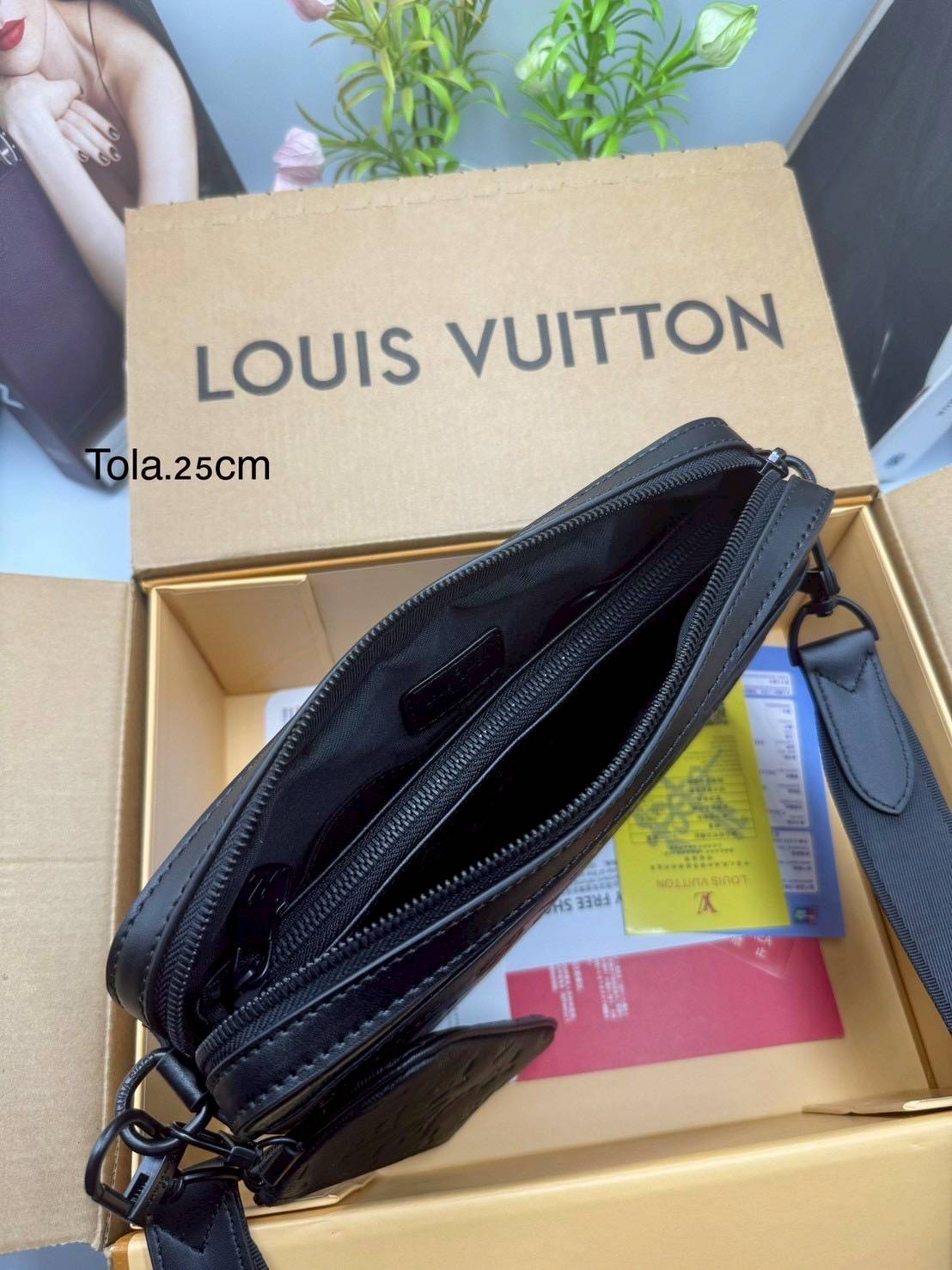 LV Trio Messenger bag Monogram-embossed กระเป๋าสะพายทรงแมสเซ็นเจอร์ ดีไซน์ทันสมัยในโทนสีสปอร์ต สีดำสุดคลาสสิกไฮคลาสอย่างลง ไอเท็มที่หนุ่มๆต้องไม่พลาด