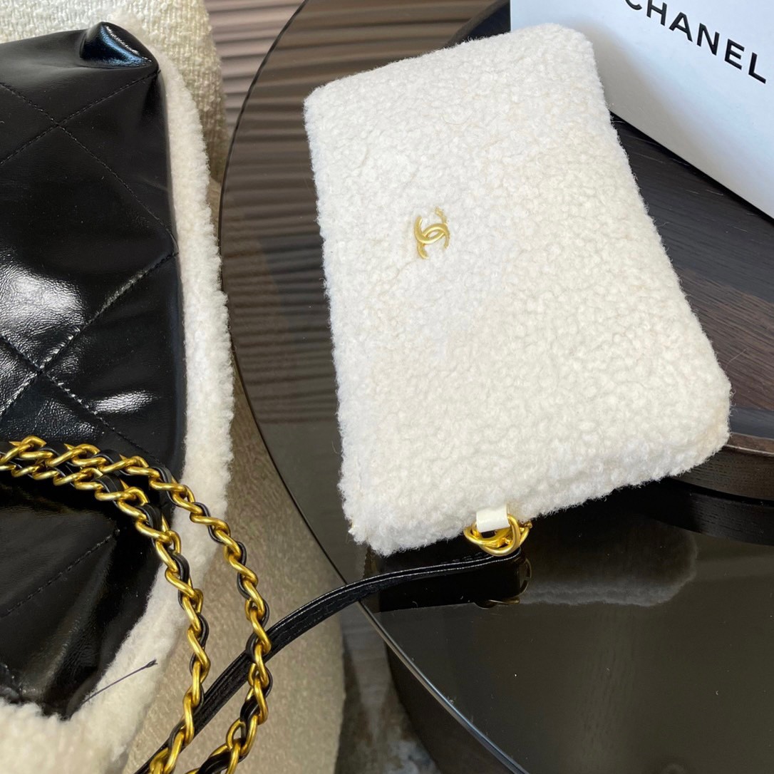 ใช้คำว่า 'สวยยย' ได้เปลืองมากใบนี้! กับ CHANEL 22 LEATHER HANDBAG ทรงยอดฮิตในปี 2023 กระเป๋าหิ้วหรือคล้องไหล่ได้ **หนังกลับ ทั้งใบสวยเนี้ยบบ