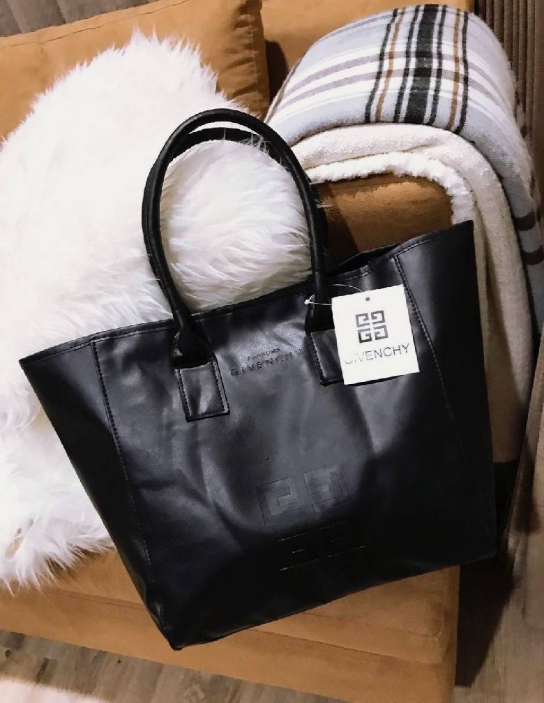 Givenchy Black Soft Leather Shoulder Handbags (Limited edition) กระเป๋าถือหรือสะพายพรีเมี่ยมของเเท้จาก "Givenchy Perfume Counter" วัสดุหนังนิ่มเรียบสีดำด้านหน้าปั้มโลโก้แบรนด์ GV ภายใน Polyester 100% สีดำสกรีนโลโก้สวยดูดี เปิดปิดด้วยกระดุมแม่เหล