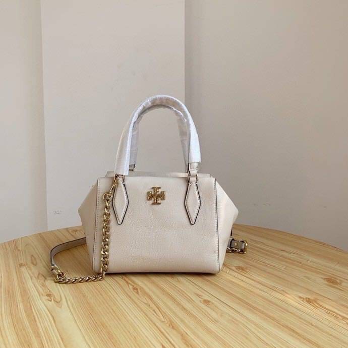 TORY BURCH KIRA PEBBLED SATCHEL BAG รุ่น 74650 กระเป๋าสะพาย Crossbody หนัง togo อะไหล่ทอง ทรงสวยสุดฮิต เป็นรูปทรงใหม่ มาแรงที่สุดในตอนนี้!! สัมผัสนุ่มมือ ตั้งอยู่ทรง ออกแบบเก๋ไก๋ สามารถปรับใช้ได้ 2 แบบ ไม่เหมือนใคร เปิดปิดด้วยซิป ภายในบุผ้าอย่างดี ช่องหลั