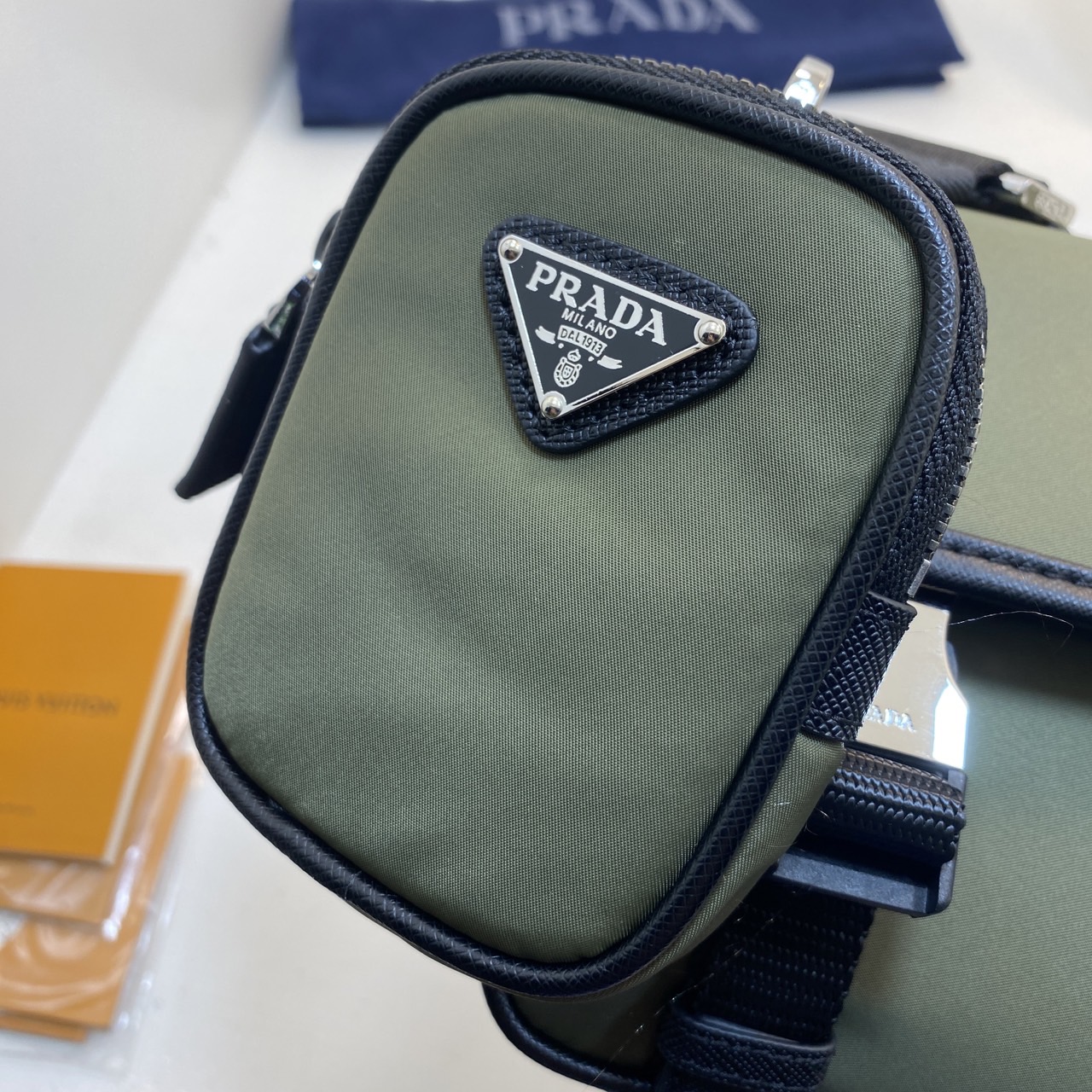 PRADA Re-Nylon and Saffiano leather shoulder bag / PRADA Messenger Bag กระเป๋าสะพายทรงเหลี่ยม คอมพลีทครีเอทลุคหล่อเท่ เกรดออริ 1:1 ใช้งานต่างประเทศได้