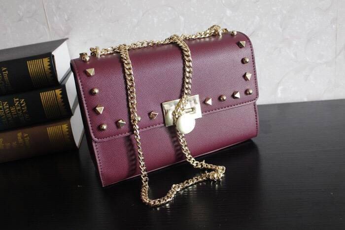 CHARLES & KEITH Stud Detail Clutch กระเป๋าสะพายคอลเลคชั่นใหม่ล่าสุดวัสดุหนังคาเวียร์สวยอยู่ทรง ตัวกระเป๋าประดับด้วยหมุดสีทองสวยเก๋ขนาดกำลังดีน้ำหนักเบา เปิดปิดด้วยฝาปิดตัวล๊อคปั้มโลโก้ด้านหน้า ภายในมีช่องซิปและช่องใส่บัตร มาพร้อมสายสะพายโซ่ยาวสามารถซ้อนสา
