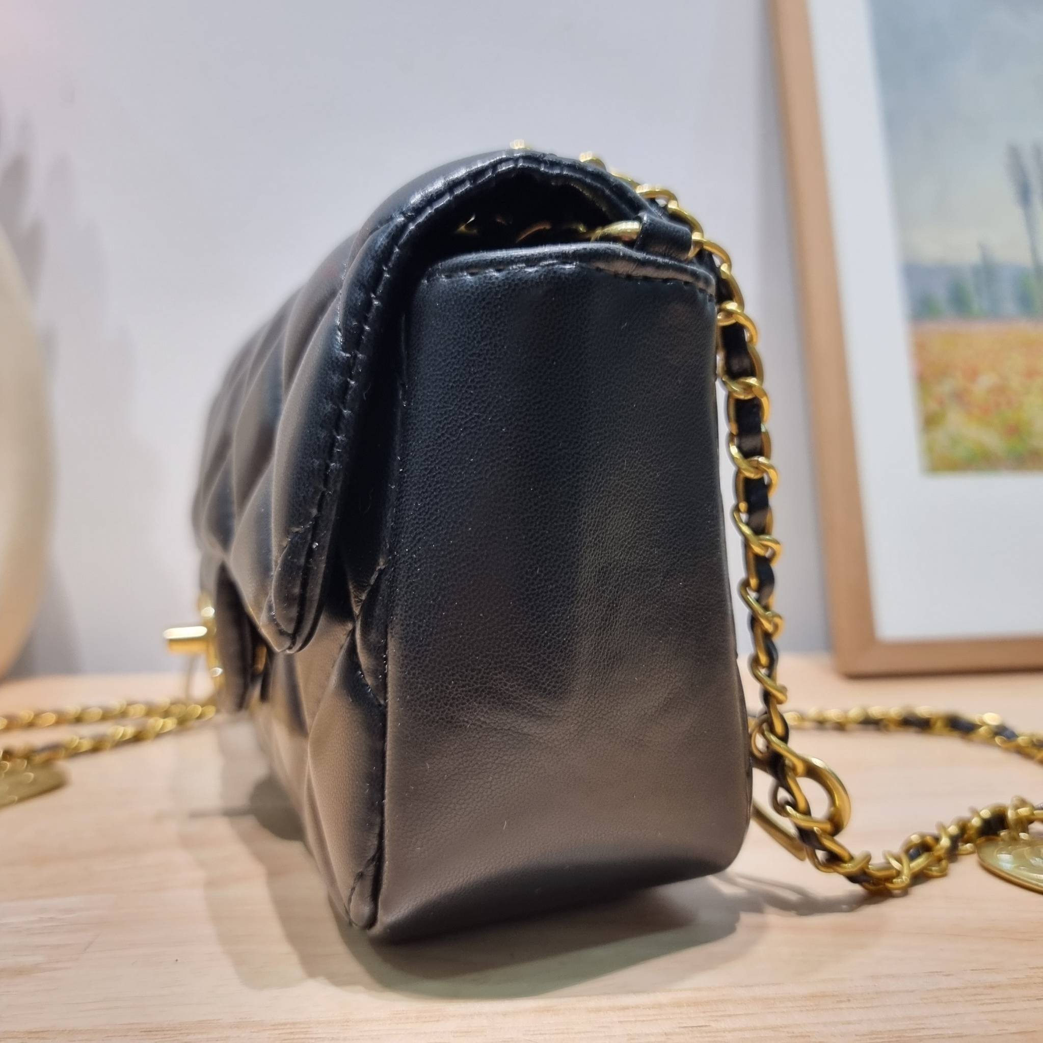 CHANEL GIFT SET สุดหรูชวนให้สะสมส่งท้ายปี กับไอเท็มลิมิเต็ดและ best seller พร้อมเสิร์ฟครบชุด สุดคุ้ม มาพร้อมกระเป๋าสะพายถึง 2 ใบ เด็ดทั้งคู่ๆ วัสดุหนังวัว และยังไม่พอ มีกระเป๋าสตางค์แถมให้ไปอีก 1ใบ สวยครบจบในเซ็ทเดียว!!