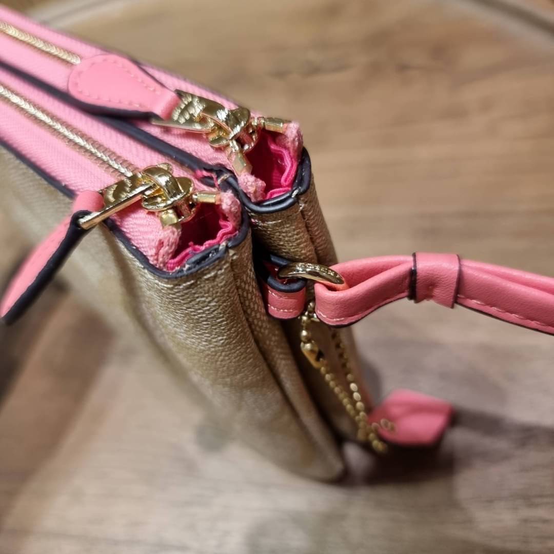 COACH F54057 DOUBLE ZIP WALLET IN SIGNATURE กระเป๋าคล้องมือ size L ใบนี้ใส่มือถือได้ทุกรุ่น ขนาดกำลังดี พกพาสะดวกมากๆ วัสดุหนังสังเคราะห์ ภายในเป็นผ้าสีสวยคม ใส่ธนบัตร ใส่บัตรได้เยอะ ใส่มือถือได้สบายๆทุกรุ่น ตอบโจทย์สาวๆที่ไม่ชอบพกเยอะวุ่นวายจ้า ใบนี้เอาอ