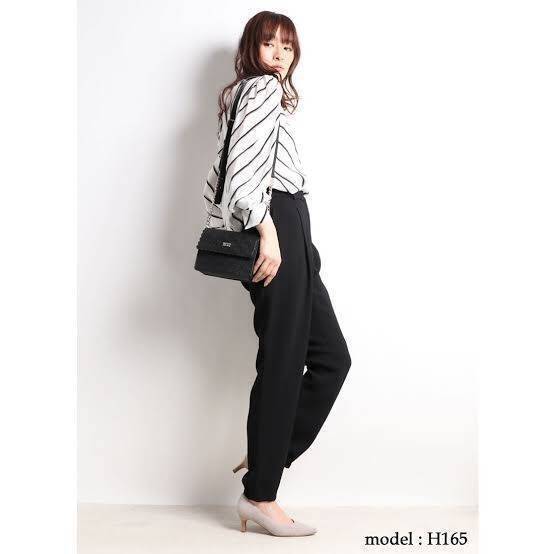 Guess Rayna Logo-Embossed Mini Crossbody กระเป๋าสะพายข้างทรง ครอสบอดี้ วัสดุหนัง pu ปั้มลาย Signature รอบใบรวมถึงสายยาว สวยตั้งอยู่ทรง ด้านหน้ามีโลโก้แบรนด์ เปิดปิดด้วยฝาปิดกระดุมแม่เหล็กซับในลายแบรนด์ มีช่องใส่บัตร ใส่มือถือ ของใช้จุกจิกได้เยอะ น้ำหนักเบ