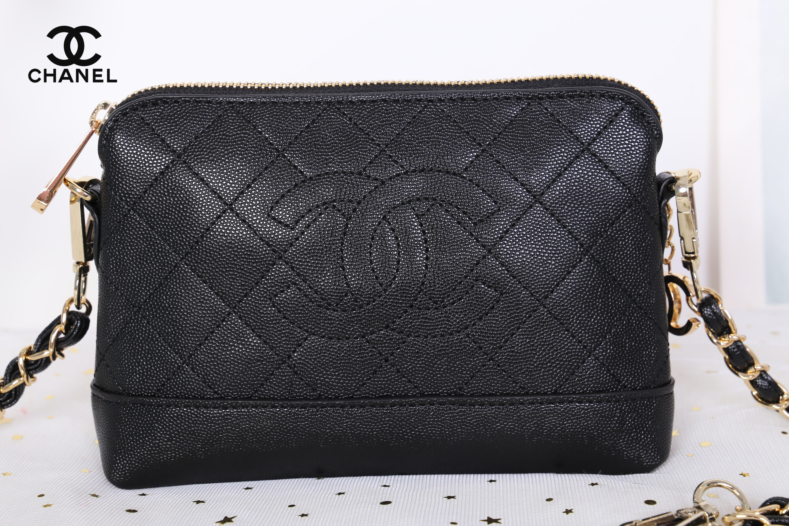 CHANEL Caviar Wristlet Crossbody Bag / Chanel Shoulder Bag With Chain กระเป๋าหนังลายเวียร์ปั๊มโลโก้แบรนด์ด้านหน้าสวยหรูดูแพง มาพร้อมจี้โลโก้แบรนด์ห้อยสีทองเก๋ๆน่ารัก