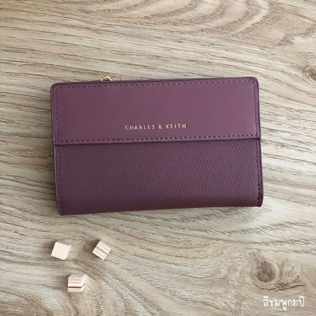 Charles & Keith Classic Snap-Button Wallet กระเป๋าสตางค์ใบสั้นพับ 2 ตอน ด้านหน้ามีโลโก้แบรนด์ เปิด - ปิดด้วยกระดุม ภายในมีช่องใส่ธนบัตร ช่องใส่บัตร และช่องซิปใส่เหรียญ