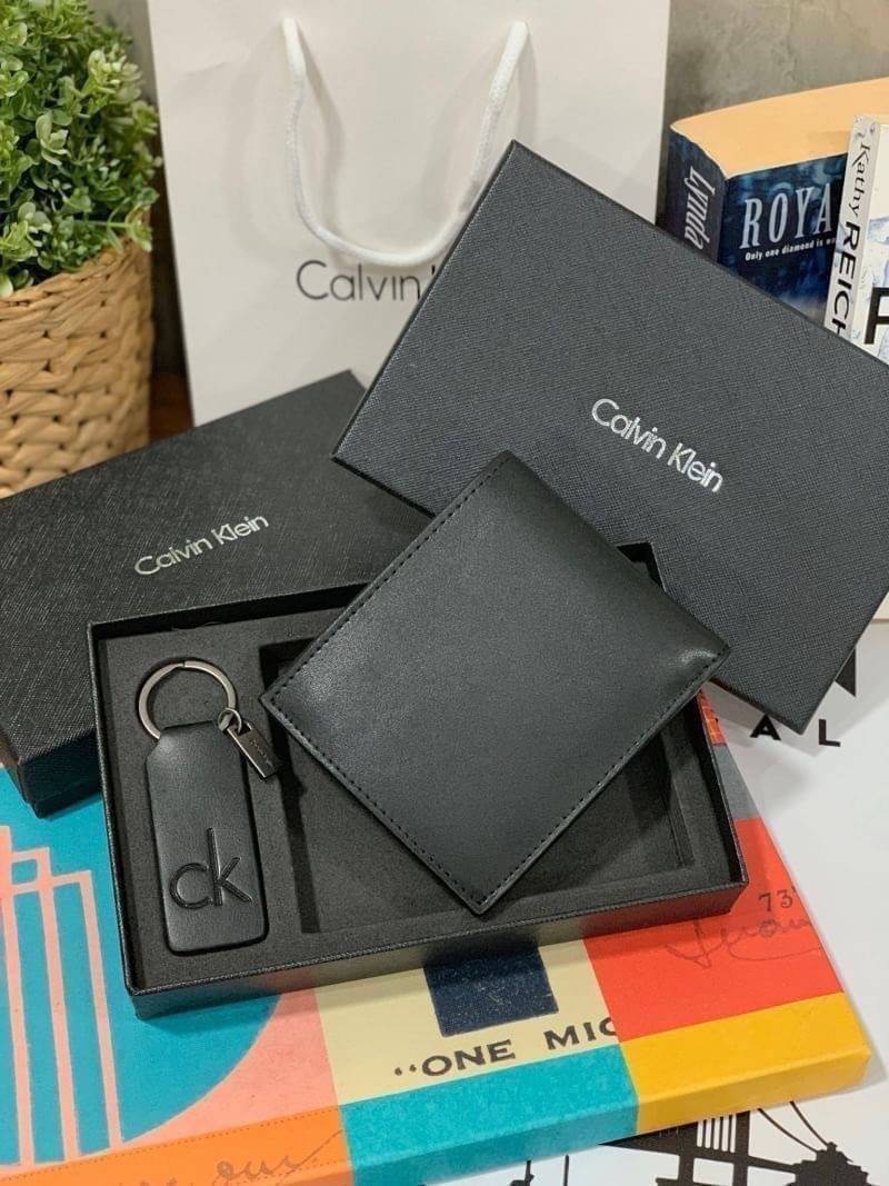 ของแท้ 💯% 】CALVIN KLEIN SHORT WALLET & KEY CHAIN SET เซ็ทสุดคุ้มกับอีกหนึ่งคอลเลคชั่นสำหรับคุณผู้ชาย ในเซ็ทประกอบไปด้วยกระเป๋าสตางค์ทรงสั้น ใช้งานง่าย