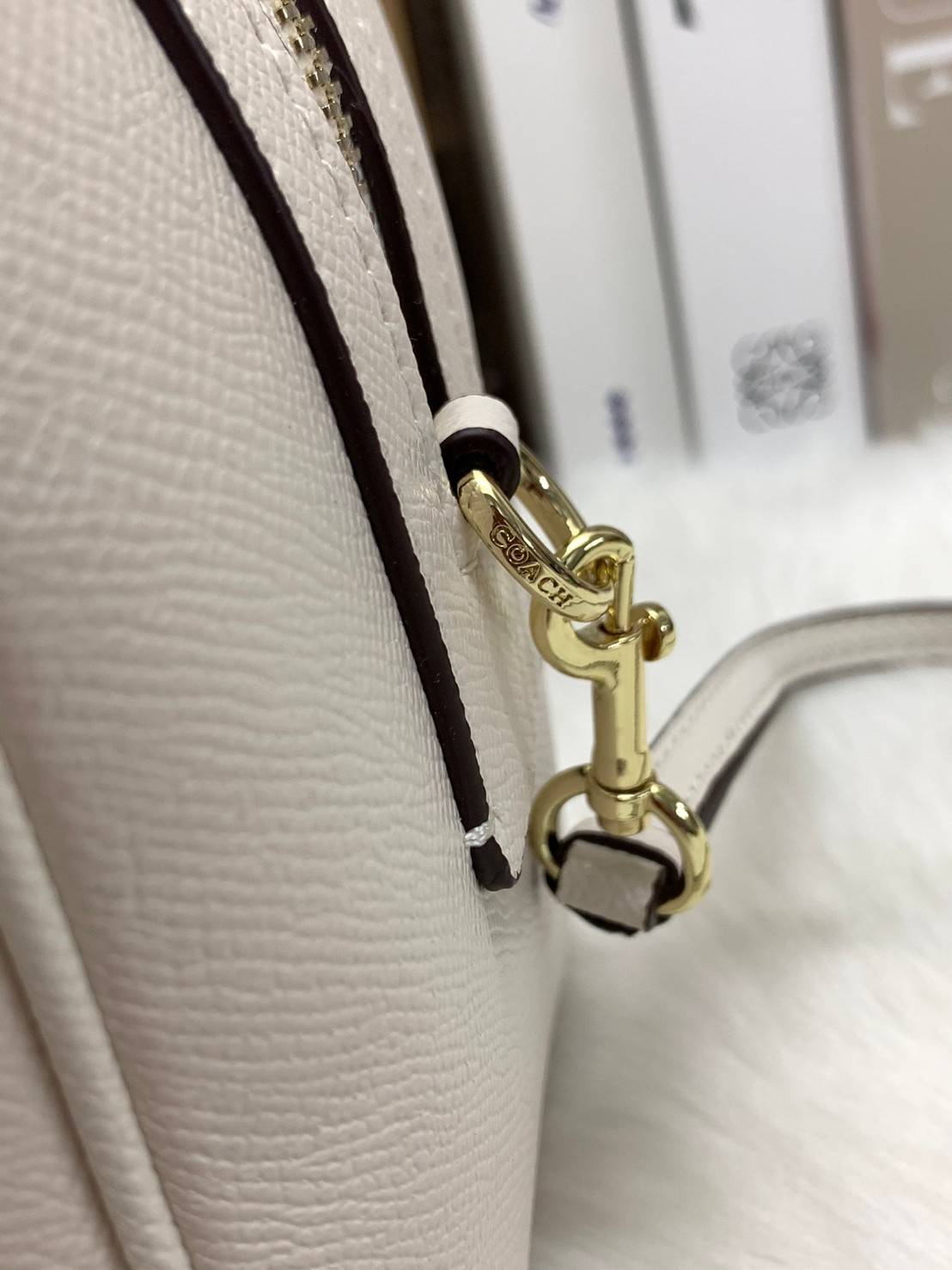 รุ่นอะไหล่ทองเข้าแล้วจ้าา ห้ามพลาดค่ะ Coach Bennett Boston Bag in Crossgrain Leather ((32202)) พร้อมส่ง รุ่นที่สาวๆหลายๆคนถามถึงกันค่า! กระเป๋าทรงหมอน หนังแท้ ลายหนังสวยมากค่ะ ไม่ว่ายุคไหนๆก็สวย ดูดี ทรงฮิตในตำนานค่ะ ✔️อะไหล่ทองหรูสวย เปิดปิดกระเป๋