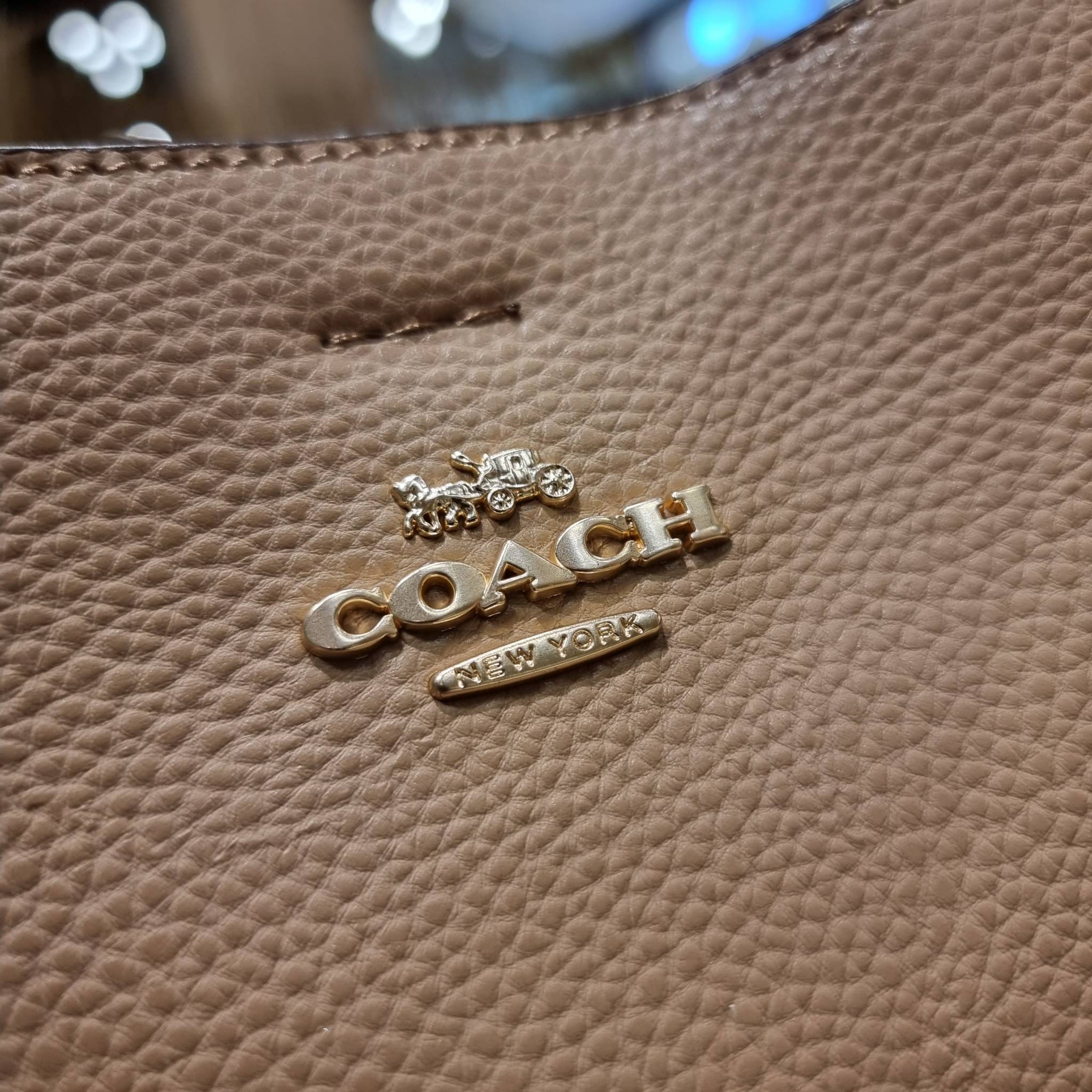 COACH 1011 SMALL TOWN BUCKET BAG รุ่นยอดนิยมใบเล็ก กระเป๋าทรงบัคเก็ต สีคลาสสิคเรียบหรู ตัดกับโลโก้สีทองดูโดดเด่น วัสดุหนัง pepble สวยคมทุกมุมจริงๆ!! เปิด-ปิดด้วยกระดุมแม่เหล็กทั้ง 2 ฝั่ง ภายในเป็นช่องโล่ง มาพร้อมสายสะพายปรับได้ตามตัว ขนาดใบนี้กำลังสวย สะพ