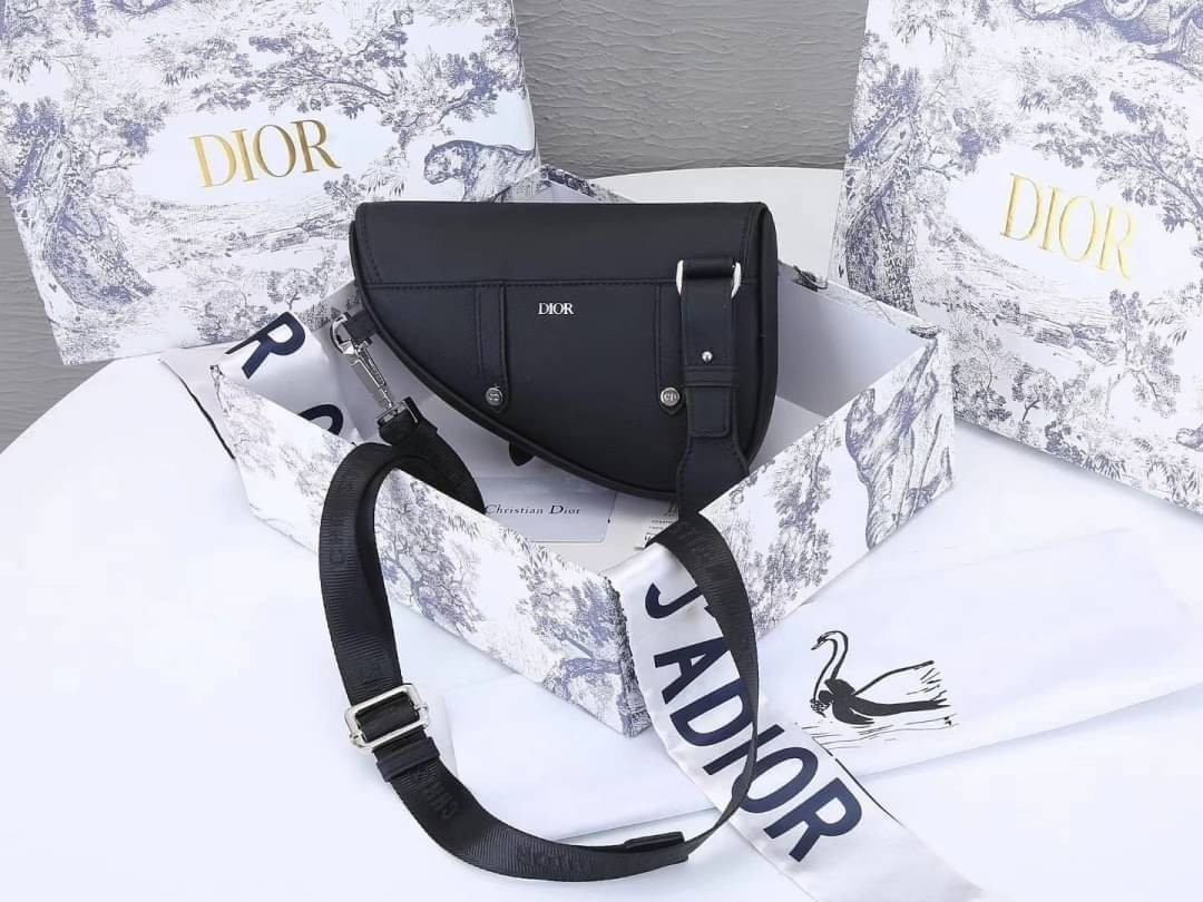 CHRISTIAN DIOR BLACK GRAINED CAFLSKIN MINI SADDLE BAG / Dior Men Bag เกรดใช้งานสลับของแท้ เกรดออริจินอล ภาพสินค้าถ่ายจากงานขายจริง ใช้งานต่างประเทศได้