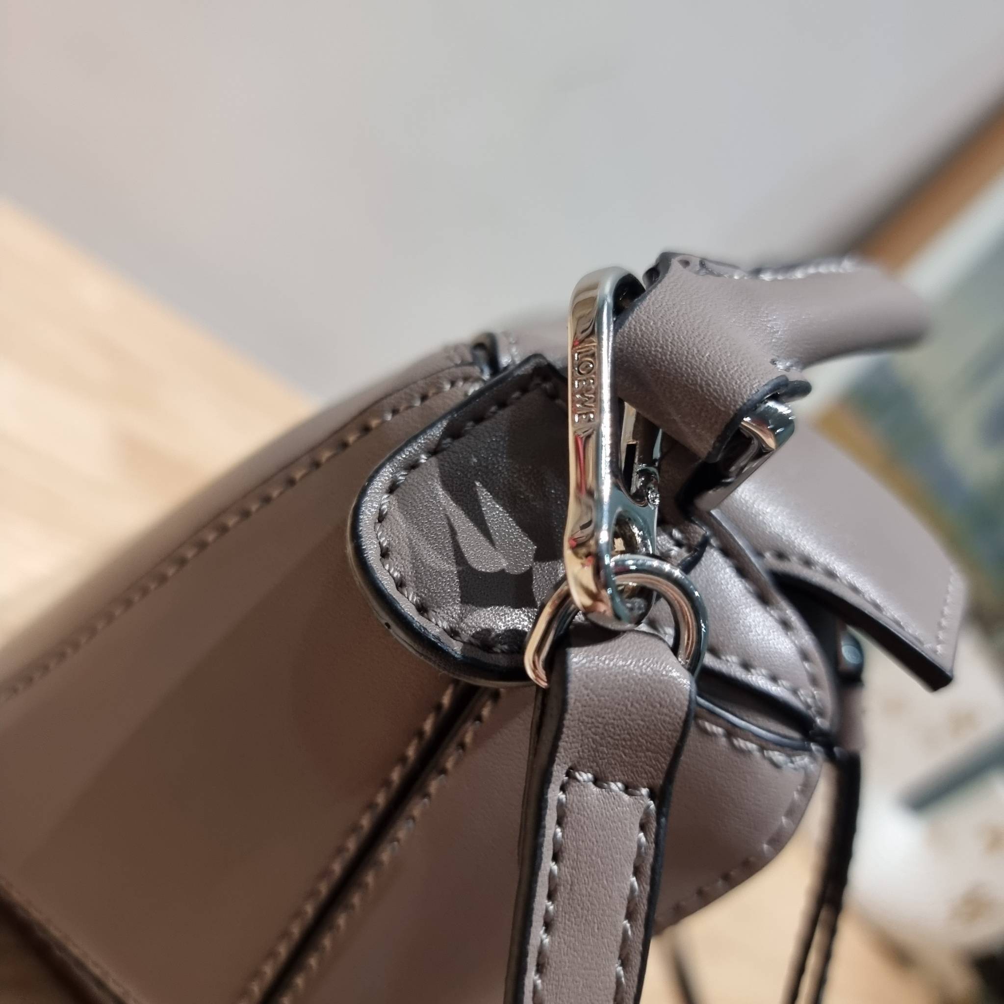 LOEWE MINI PUZZLE BAG IN CLASSIC สุดยอดแบรนด์ที่ดีไซน์เป็นเอกลักษณ์ โดดเด่น สวยหรู กับกระเป๋าสะพายข้างทรงกล่อง ไซส์มินิ สไตล์พัซเซิล ให้ฟีลลิ่งเหมือนตัวต่อคละสี ดูดีได้ทุกที่แค่มีใบนี้