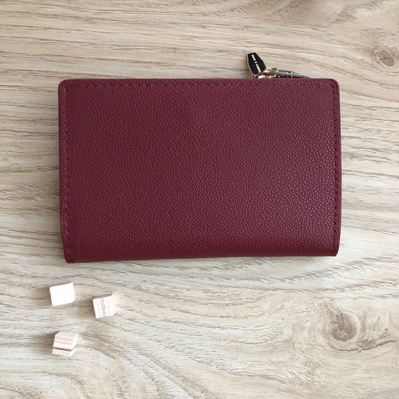 Charles & Keith Classic Snap-Button Wallet กระเป๋าสตางค์ใบสั้นพับ 2 ตอน ด้านหน้ามีโลโก้แบรนด์ เปิด - ปิดด้วยกระดุม ภายในมีช่องใส่ธนบัตร ช่องใส่บัตร และช่องซิปใส่เหรียญ