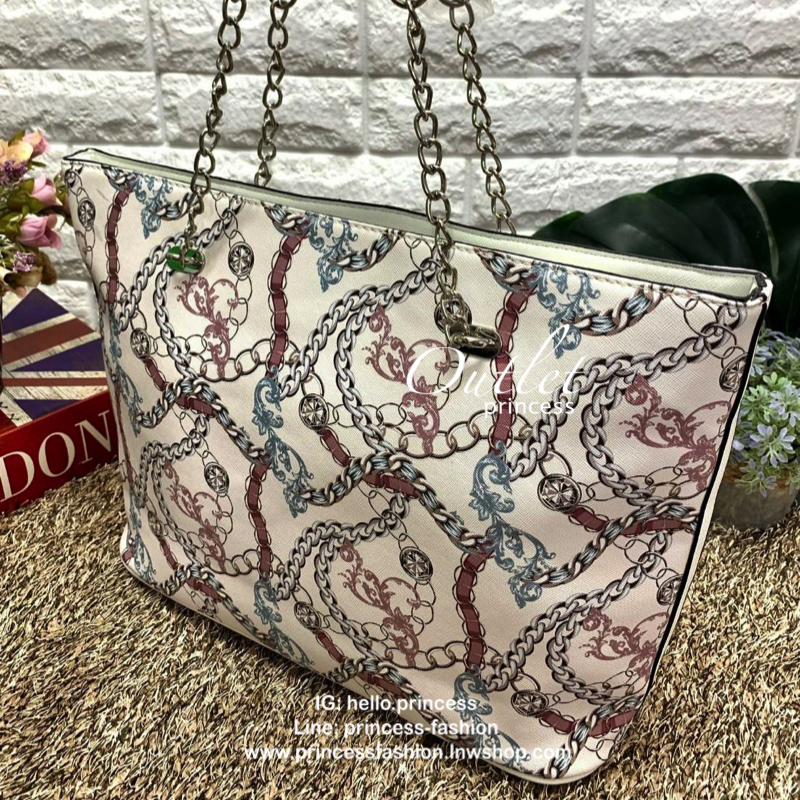 GUESS FACTORY WOMEN SAFFIANO TOTE BAG กระเป๋าถือ//สะพายไหล่ วัสดุหนังซาฟเฟียโน่ลายโซ่ทั้งใบ แลดูหรู ไม่ซ้าใครทีเดียว ด้านหน้ามีโลโก้แบรนด์ เปิดปิดกระเป๋าด้วยซิป ภายในกว้าง ใส่ A4ไปเรียน ไปทำงานได้ค่ะ มีช่องซิปและช่องเล็กให้ใส่ของจุกจิก สายหิ้วแบบโซ่ต่อหนั
