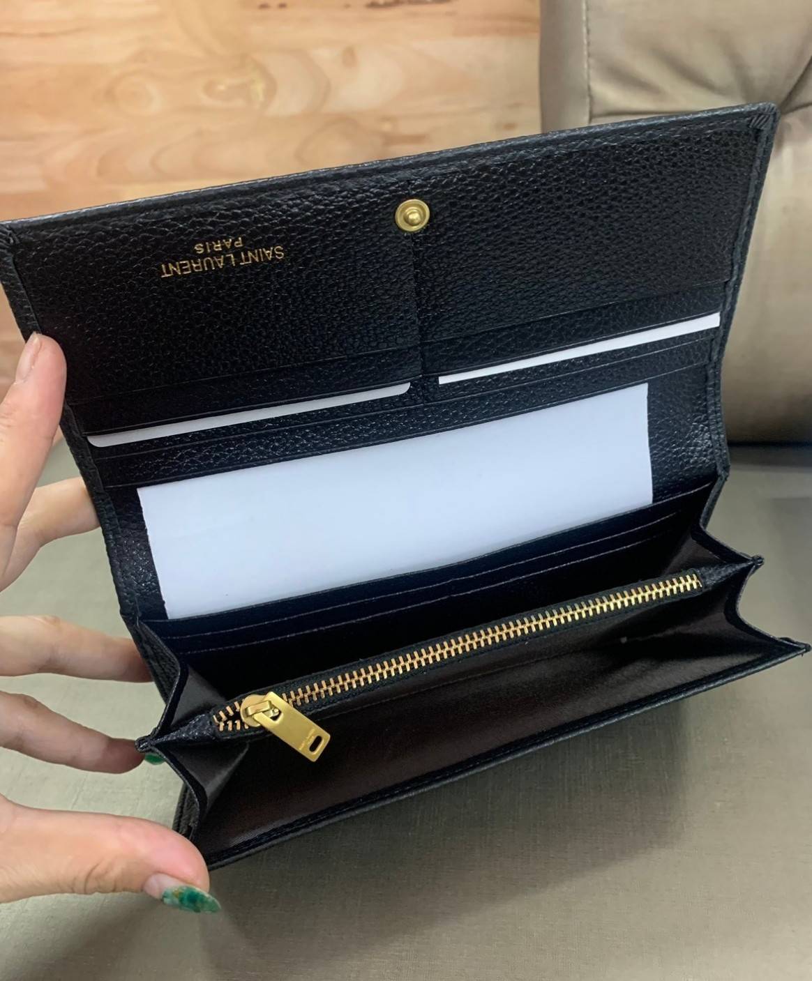 กระเป๋าสตางค์ใบยาว SAINT LAURENT YSL BAG VIP GIFT WITH PURCHASE (GWP) พรีเมี่ยมกิ้ฟ Limited Edition จาก YSL DUTY FREE COUNTER วัสดุหนังแกะหนังเคราะห์ ตกแต่งลวดลายหนังจรเข้ หนังขึ้นรูปเงาสวย ทรงหรู ดูดีมากๆค่ะ น้ำหนักเบา จับถนัดมือ