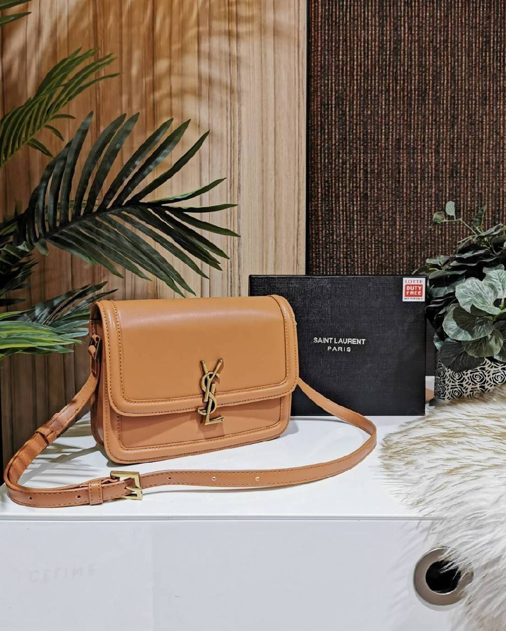 VIP 】YVES SAINT LAURENT BAG VIP GIFT WITH PURCHASE (GWP) Must Have! พร้อมส่งความสวย..items หายาก! พรีเมี่ยมกิ้ฟ Limited จาก YSL DUTY FREE COUNTER วัสดุหนังแท้ Calf skin ทรงสี่เหลี่ยมหนังสวยหรูอยู่ทรงเปิดปิดด้วยฝาปิดโลโก้แบรนด์อะไหล่ทอง ภายในโล่งมีLogo มีช