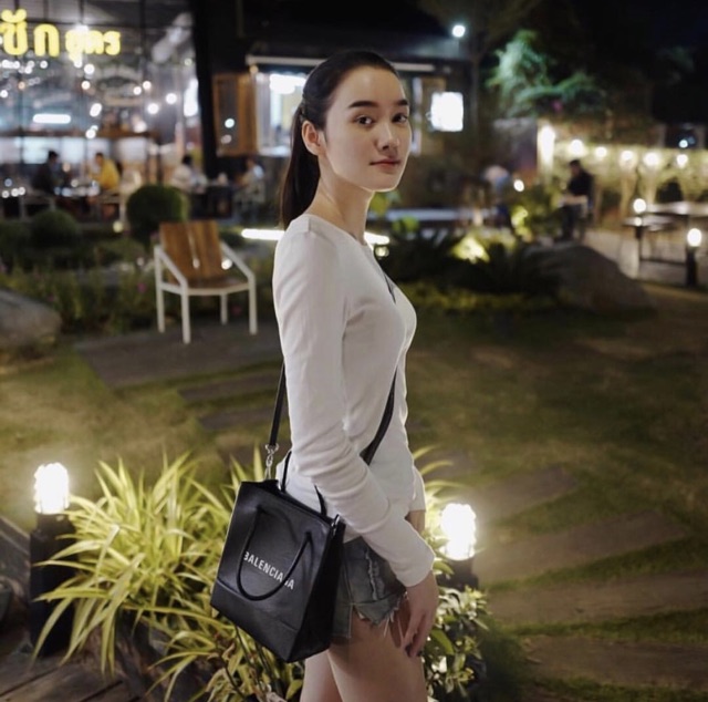 หนังแท้ BALENCIAGA XXS TOTE / Balenciaga shopping tote xxs พกกระเป๋าช้อปปิ้ง ไปทุกที่ในฤดูกาลนี้ ดีไซน์ที่ใช้ได้ทุกวันตั้งแต่หนังแบบมีเท็กซ์เจอร์ ภาพสินค้าถ่ายจากงานขายจริง ใช้งานต่างประเทศได้