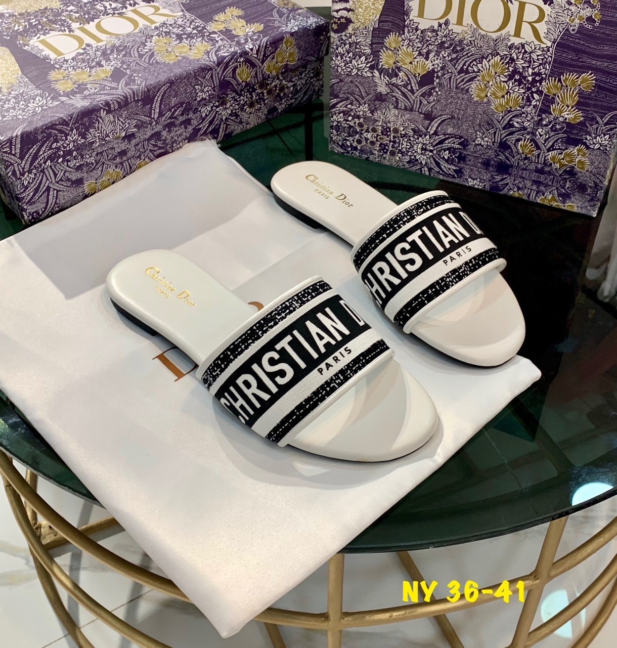 พร้อมส่ง Dior Sandals รองเท้าแตะดิออ งานคัดเกรดคุณภาพทอละเอียด ปั้มแบรนด์ พื้นยางกันลื่นอย่างดี กระชับเท้า ใส่สบายเดินได้นาน ไม่เจ็บไม่บีบเท้า สวยเกินราคา ภาพถ่ายจากงานจริง สวยตรงปกค่ะ