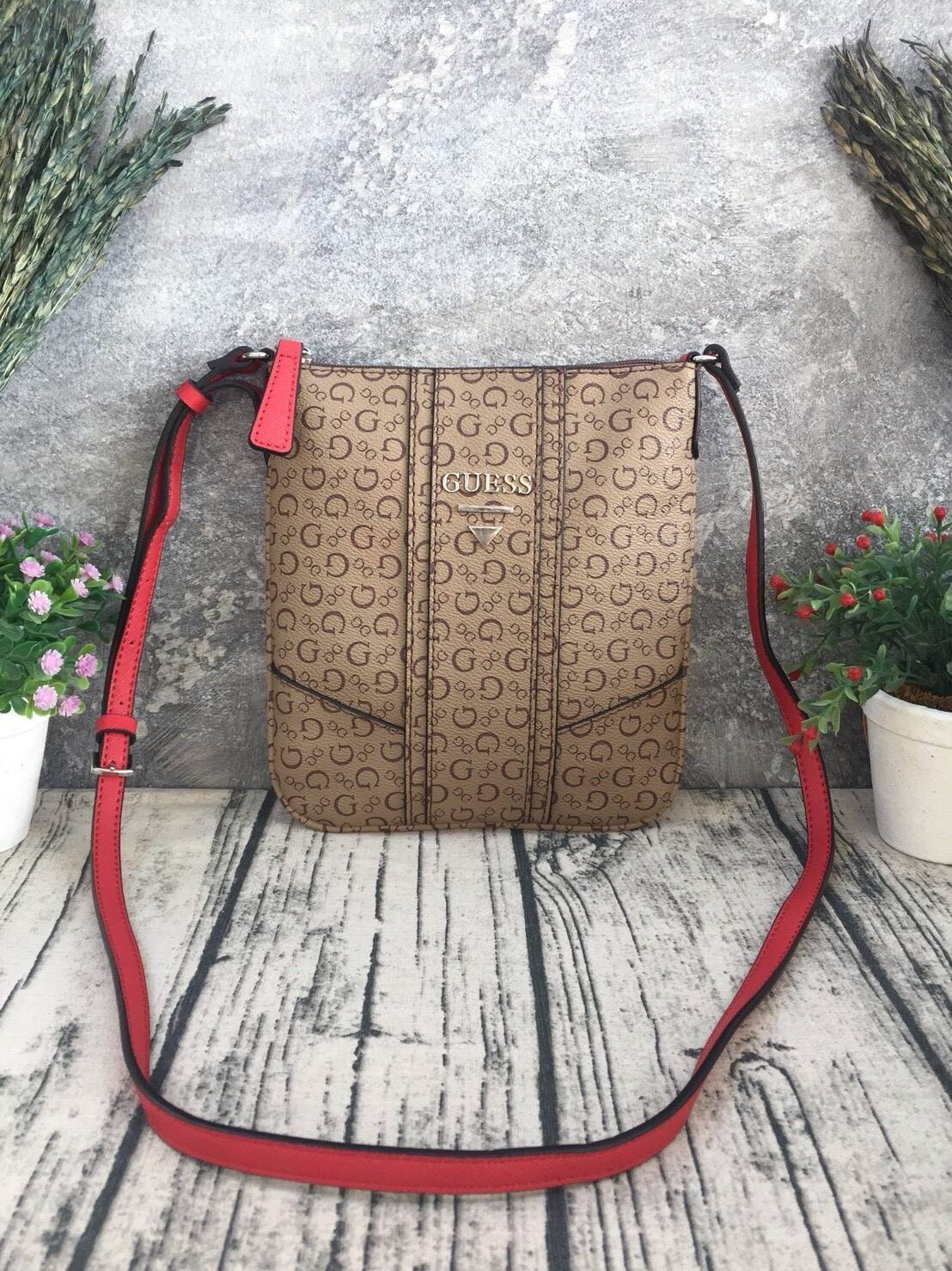 GUESS CROSSBODY กระเป๋าสะพายข้าง ผู้หญิงหรือผู้ชาย สามารถใช้ได้ค่ะ วัสดุหนังแกะสังเคราะห์พิมพ์ลายแบรนด์ ด้านหน้าประดับโลโก้แบรนด์มีเงิน เปิดปิดด้วยซิป น้ำหนักเบา ด้านในบุผ้าพิมพ์ลายเฉพาะของแบรนด์ มีช่องซิปด้านในอีก 1 ช่องค่ะ