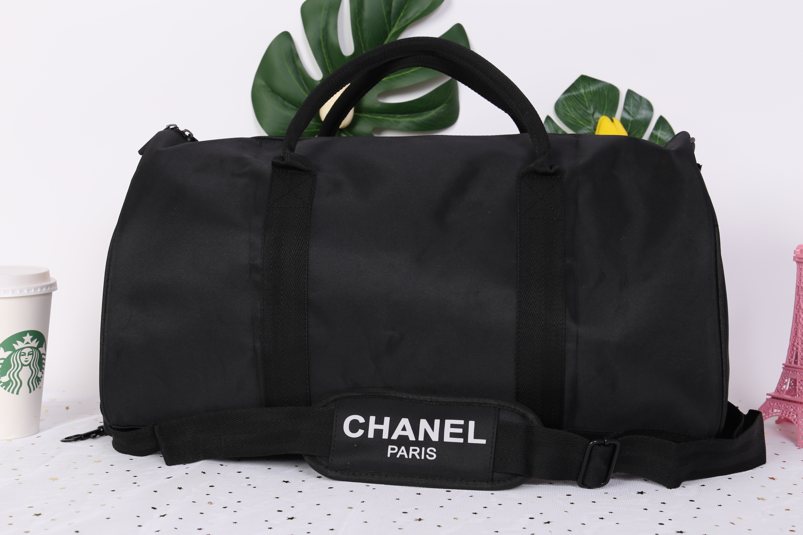 Chanel Duffel / Travel Bag กระเป๋าแบรนด์ Chanel VIP gift Bag ของแท้ 100% ใช้เป็นกระเป๋าเดินทางหรือหิ้วไปฟิตเนส ไปยิม เก๋ๆก็ได้ค่ะ หัวซิปปั้มโลโก้ ด้านในเป็นช่องกว้าง และมีอีกหนึ่งช่องซิป ทำจากผ้าหนาผิวมัน กันน้ำได้ ดูเรียบ แต่หรู มาพร้อมสายยาว ถอดสายได้ ก