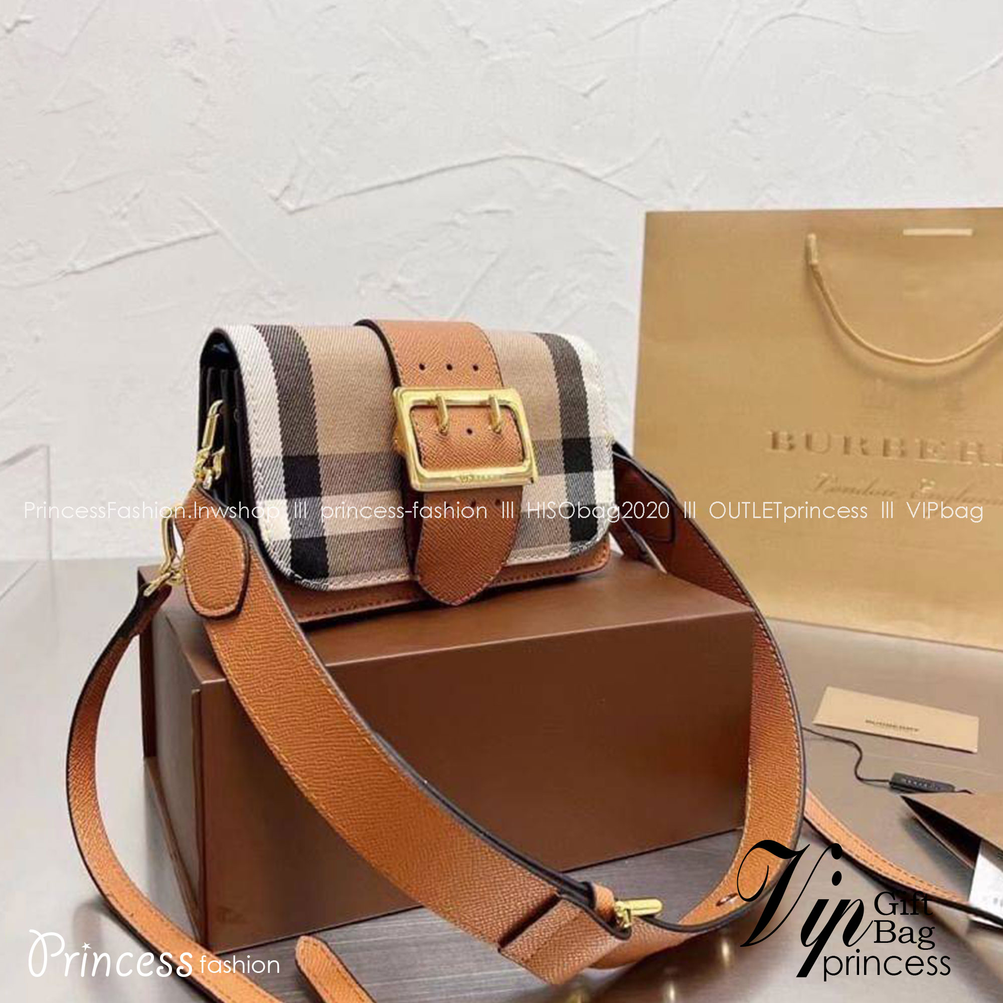 Burberry House Check Buckle Bag / The Small BB Buckle bag in House Check and Leather ปังไม่ไหววว ใครจะกล้าต้าน! มาใหม่ งานเรียบหรูลงตัวสุด ให้ความวินเทจนิดๆ ติดโมเดิร์นหน่อยๆ ได้ทุกลุค เกรดงานสวย.น่ารักมากๆ ใช้ได้ Everyday Look เลยค่า