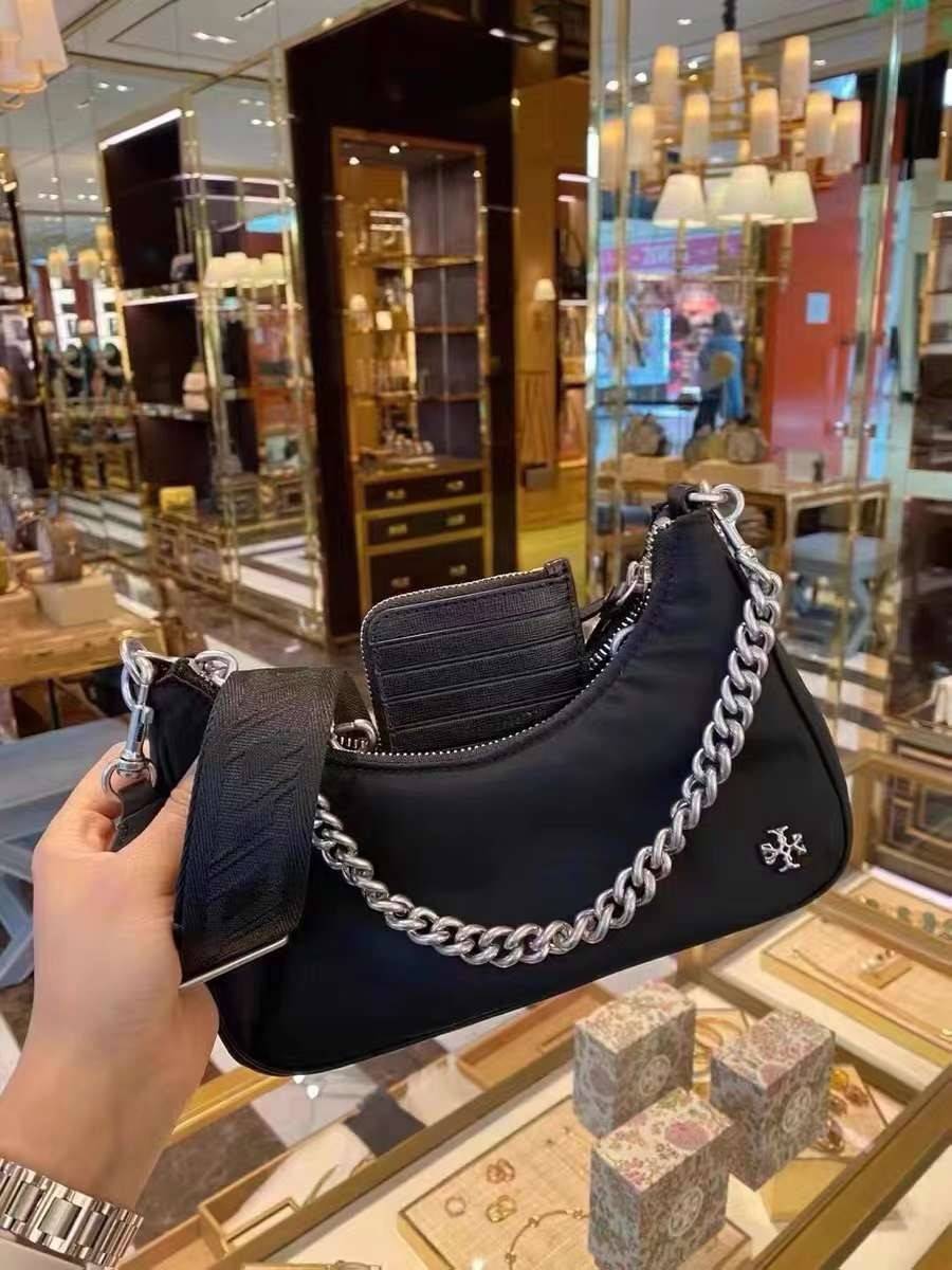 TORY BURCH handbag / TORY BURCH shoulder bag พร้อมส่งที่ไทย Tory Burch 151 Mercer Small Crescent Bag กระเป๋าถือหรือสะพายไหล่ วัสดุNylon อะไหล่เงิน น้ำหนักเบา พกพาสะดวก ใส่โทรศัพท์ iIphone+ ได้ ด้านในโล่งมีช่องเล็กใส่บัตร 2 ช่อง มาพร้อมสายสั้น สายหนัง+สายโ