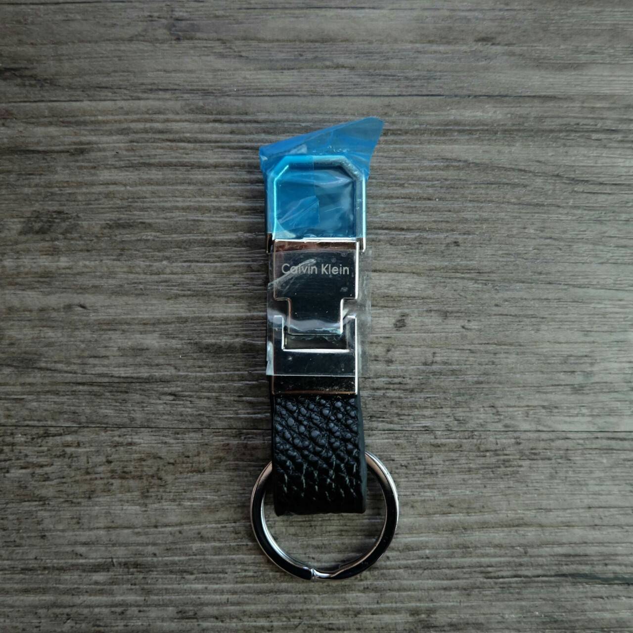 Calvin Klein Leather Credit Card Fold with Metai Clio Key Fob Set กระเป๋าสตางค์ใบสั้น Set สุดคุ้มมอบให้เป็นของขวัญ หรือใช้เองก็แนะนำค่ะ