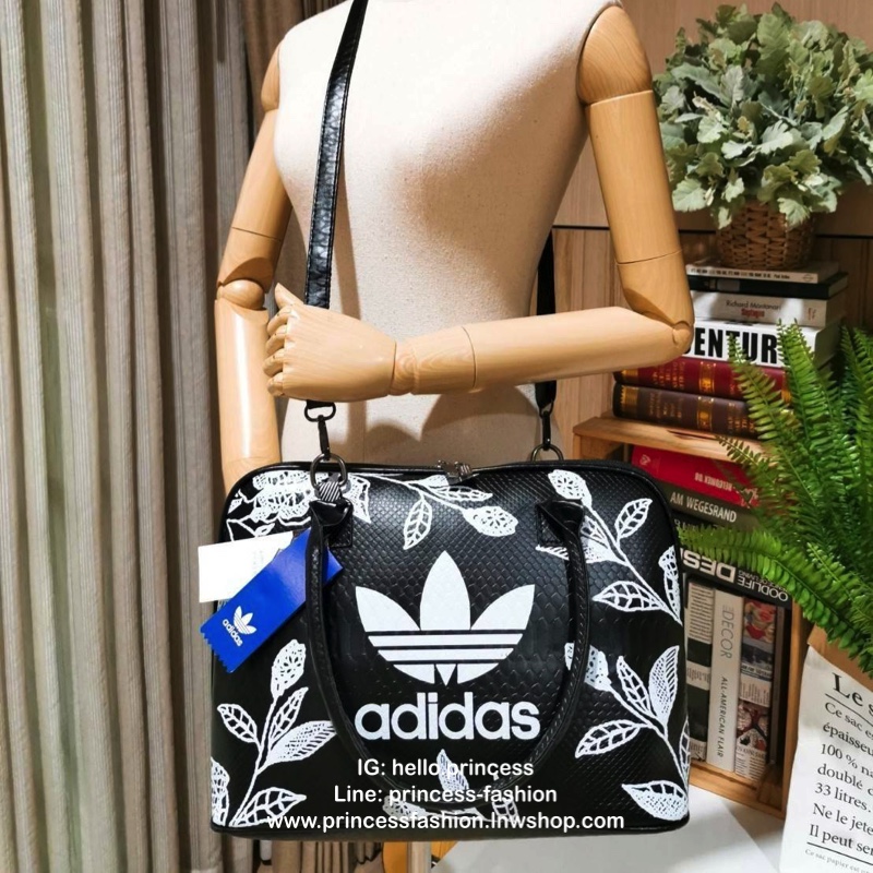 ADIDAS HANDLE BAG กระเป๋าถือเเละสะพายทรงโดม วัสดุนิ่มหนังสวยอยู่ทรงด้านหน้ามีโล้โก้แบรนด์ เปิดปิดด้วยซิปสะดวกใช้ หัวซิปแบรนด์ ขนาดใหญ่กำลังดี จุได้เยอะ น้ำหนักเบา ภายในมีโลโก้มีช่องซิปใส่ของ หูจับถนัดมือ พร้อมสายสะพายถอดได้เลื่อนปรับได้ Crossbody ได้ ไอเท