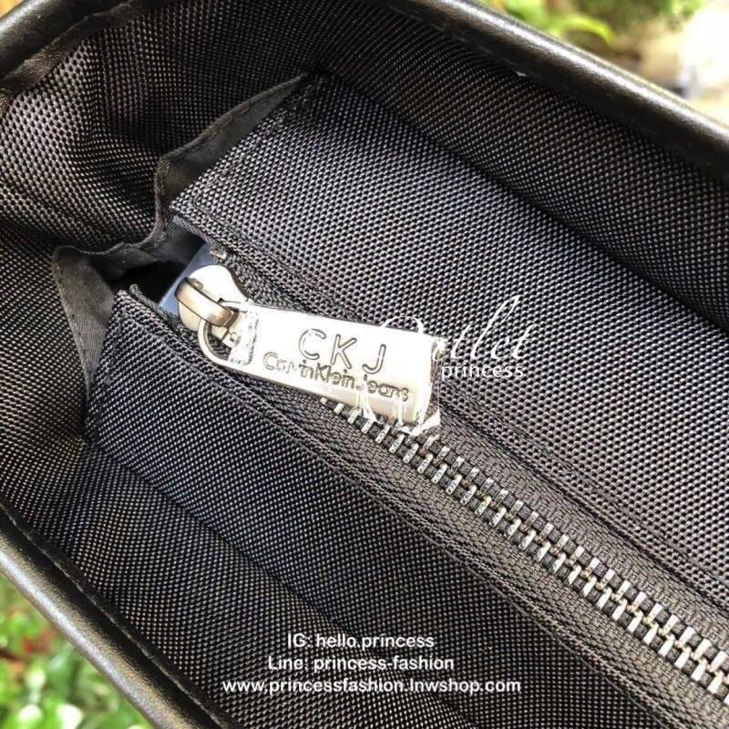 CALVIN KLEIN JEANS TOTE BAG กระเป๋าสะพาย Calvin Klein Jeans Limited Edition จาก Calvin Klein Jeans วัสดุ Polyester คุณภาพดี เนื้อหนา น้ำหนักเบา ด้านหน้าประดับโลโก้แบรนด์สุดหรู พร้อม TAG ห้อยที่หูหิ้วดูมีดีเทล เปิดปิดกระเป๋าด้วยซิปสะดวกใช้ หัวซิปโลโก้แบรนด