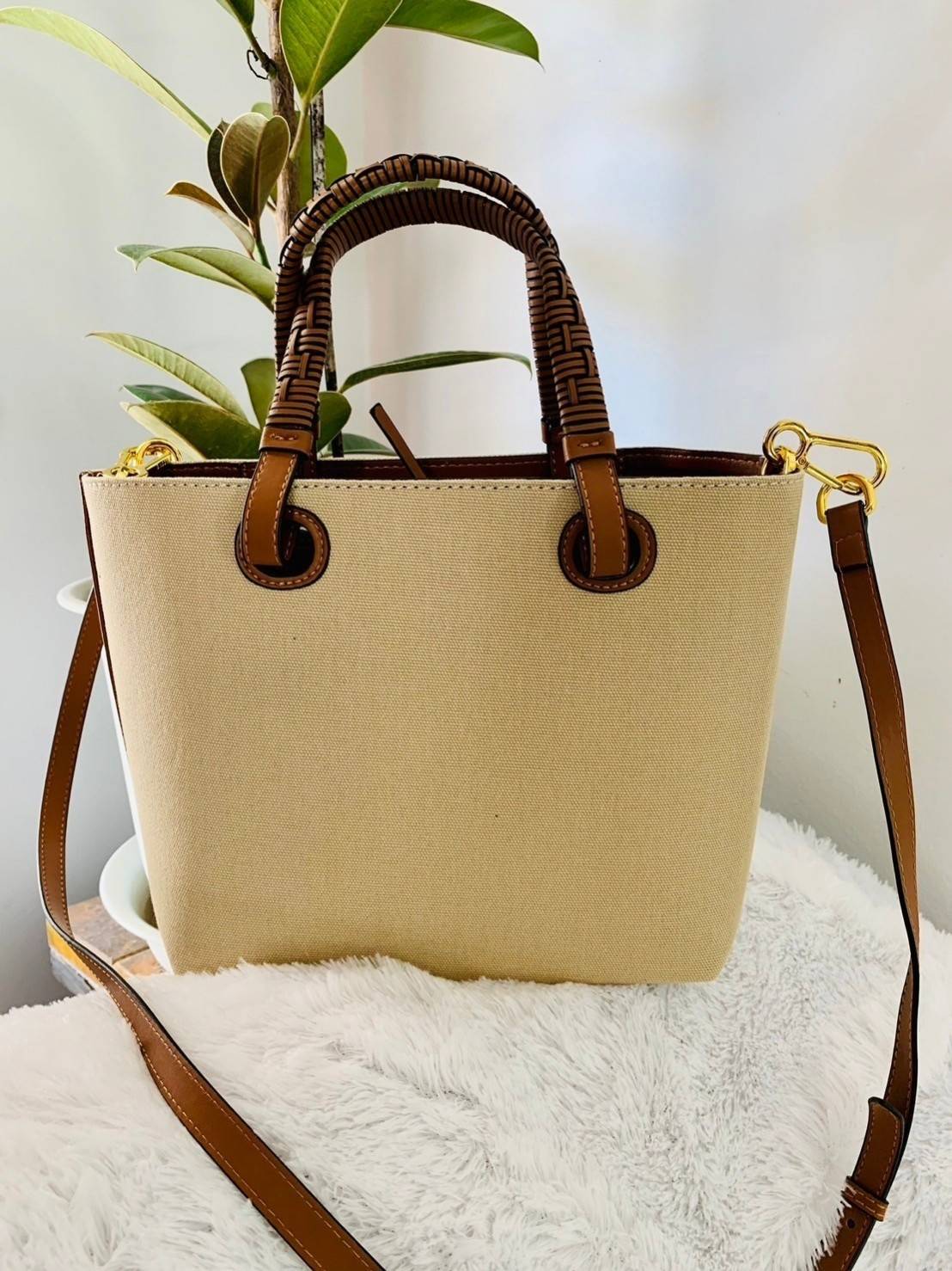 Loewe Anagram leather canvas tote bag / Loewe Tote Bag กระเป๋าโท้ทน้องใหม่ วัสดุทำจากหนังแคนวาส ใช้งานทนทาน ออกแบบมีสายสะพายไหล่และหูหิ้ว เรียกว่าใช้งานได้แบบ 2 in1 งานสวยล้ำ ไม่ซ้ำใคร ปักโลโก้ Anagram ที่ด้านหน้า เปิด-ปิดด้านบนด้วยเชือกผูก ด้านในมีช่องสำ