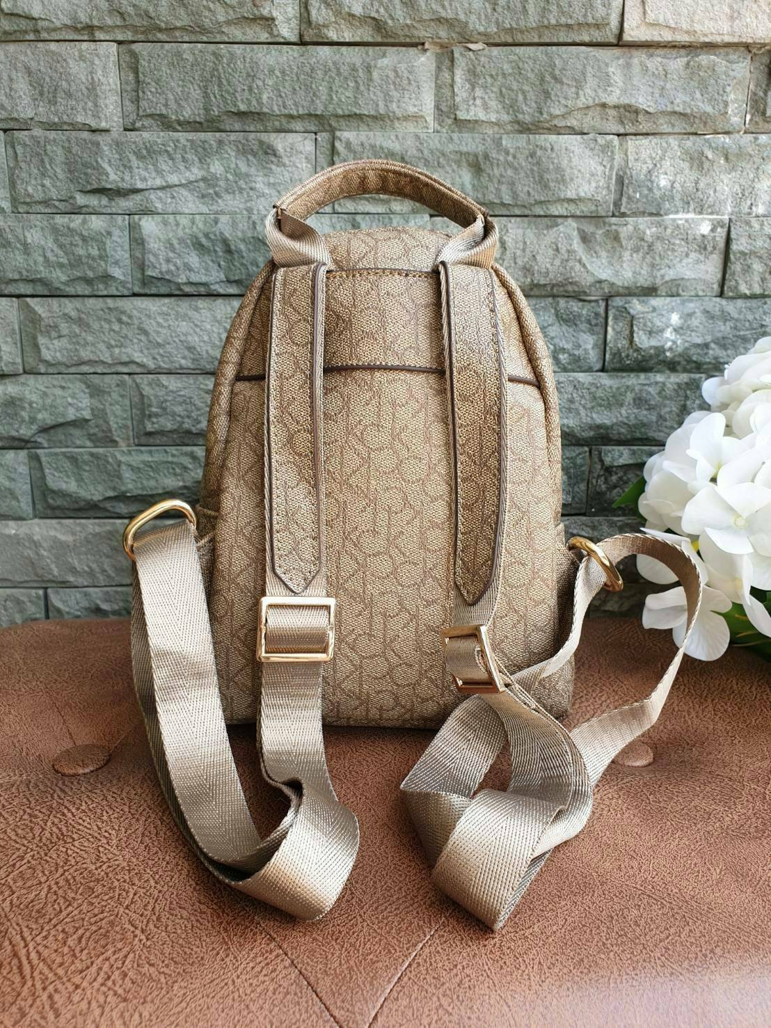 Calvin Klein Monogram mini backpack กระเป๋าสะพายเป้รุ่นใหม่ชนช้อป รุ่นยอดนิยม วัสดุ Saffiano PVC คุณภาพดี นิ่ม น้ำหนักเบา ด้านหน้าประดับด้วยโลโก้แบรนด์สุดหรู กระเป๋าโลโก้แบรนด์รอบใบ เปิดปิดกระเป๋าด้วยซิปสะดวกใช้ ที่จับหัวซิปปั้มแบรนด์ มีช่องซิปด้านหน้ากระ