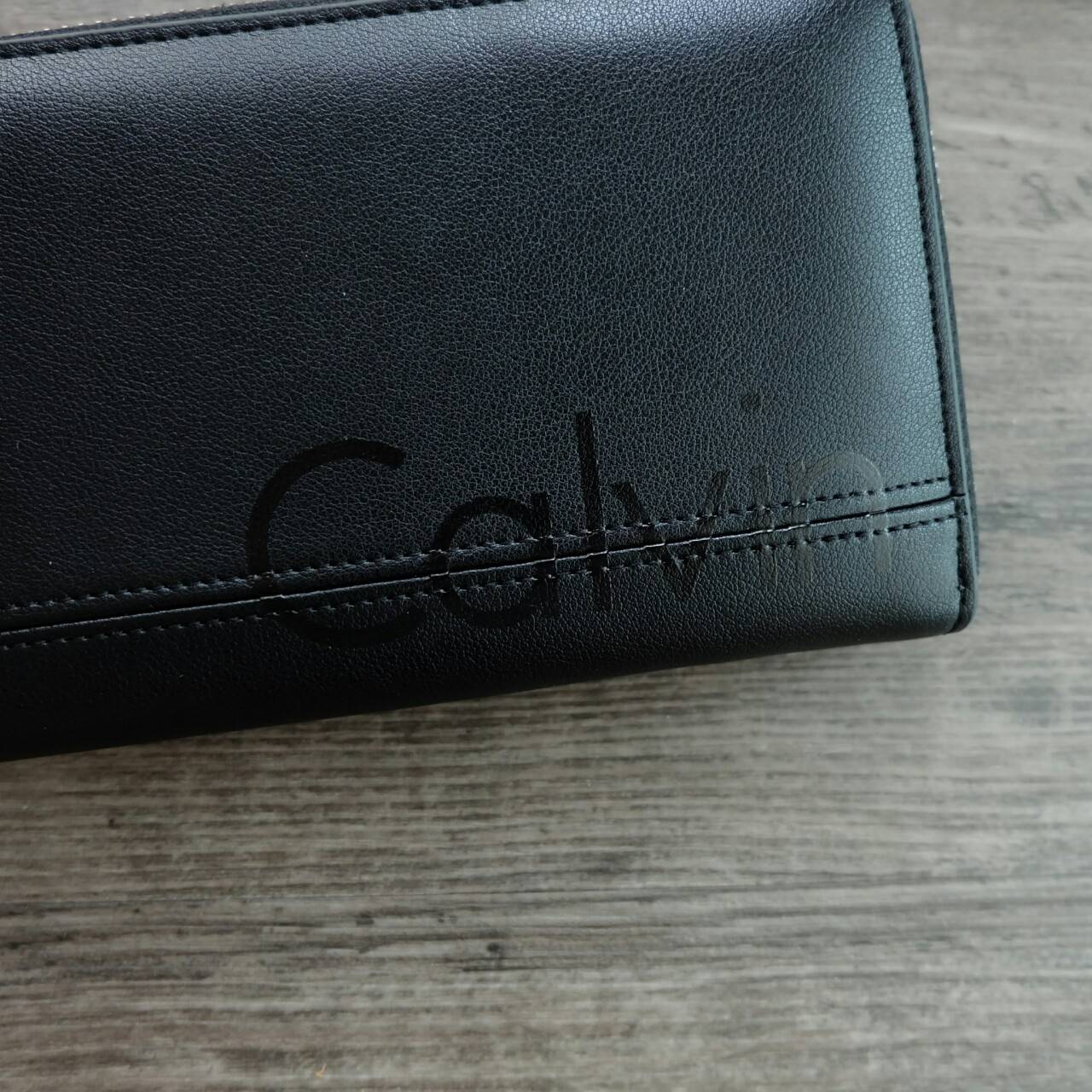 Calvin Klein Long Wallet กระเป๋าสตางค์ใบยาวซิปรอบ ภายในมีช่องใส่ธนบัตร ช่องใส่บัตรหลายช่อง และช่องซิปสำหรับใส่เหรียญ จะมอบเป็นของขวัญหรือใช้เองก็แนะนำเลยค่ะ