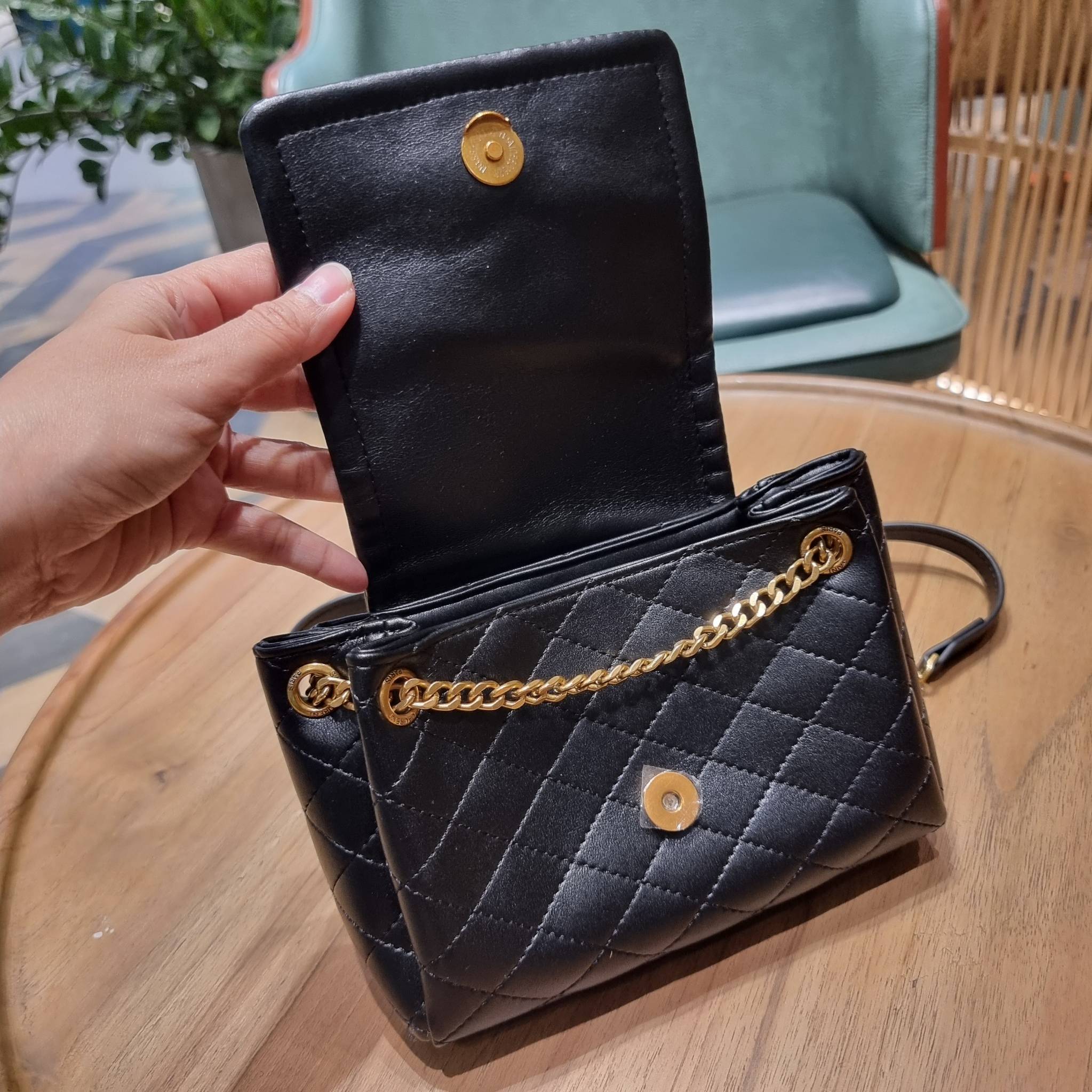 Yves Saint laurent mini nolita in lambskin / YSL mini nolita น้องสาวคนสวยที่ต้องตาเมื่อแรกเห็น กระเป๋าสะพายดีไซน์หรู ไซส์มินิ แบรนด์นี้ไม่เคยทำให้ผิดหวังจริงๆ ด้วยดีเทลความเรียบง่ายแต่มีความหรูอยู่ในตัว วัสดุหนังแกะ สัมผัสดีงามมากๆ เปิด-ปิดด้วยกระดุมแม่เห