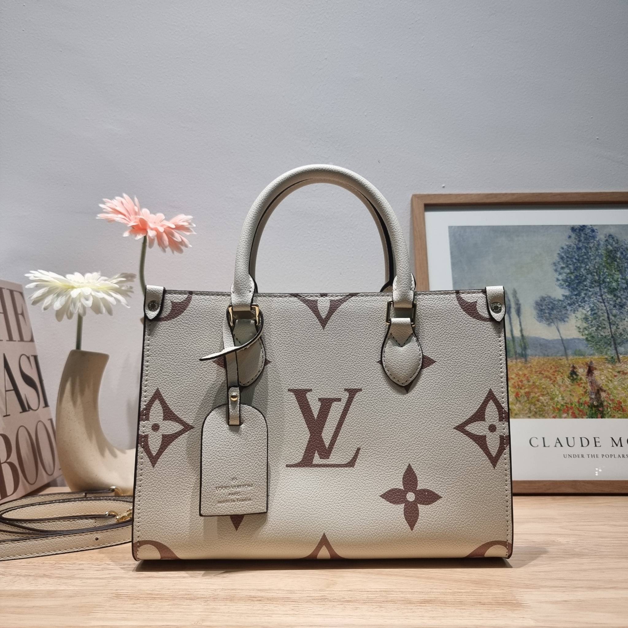 LV Onthego / LV crossbody tote bag กระเป๋าทรงโท้ทเวอร์ชั่นดั้งเดิม ที่คลาสสิค ผู้ดี หรูหรา โทนสีใช้งานง่าย ได้ทุกลุค ทุกสไตล์ วัสดุหนังลูกวัว ผิวลายเกรน มาพร้อมหูจับในตัว คล้องแขนก็ดูแพง หรือจะเกี่ยวสายครอสสะพายก็อัพลุคได้เลย ภายในโล่งกว้างมาก มีอะไหล่เกี