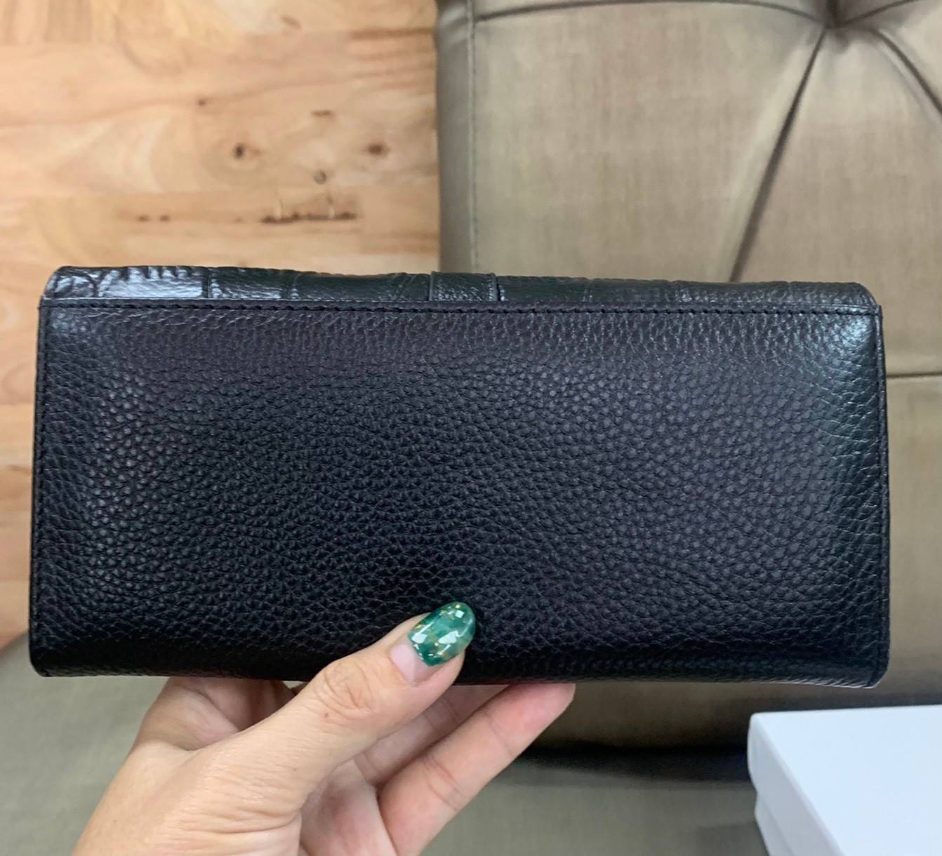 กระเป๋าสตางค์ใบยาว SAINT LAURENT YSL BAG VIP GIFT WITH PURCHASE (GWP) พรีเมี่ยมกิ้ฟ Limited Edition จาก YSL DUTY FREE COUNTER วัสดุหนังแกะหนังเคราะห์ ตกแต่งลวดลายหนังจรเข้ หนังขึ้นรูปเงาสวย ทรงหรู ดูดีมากๆค่ะ น้ำหนักเบา จับถนัดมือ