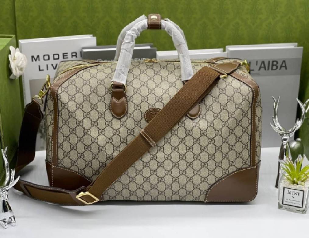 GUCCI Duffle bag with Interlocking G เกรดออริจินอล กระเป๋าใบใหญ่จุใจ 16" ใส่สัมภาระขึ้นเครื่องเดินทางได้ ใส่เสื้อผ้า รองเท้า เอกสาร A4 iPad Notebookได้ หูจับแข็งแรง สายสะพายยาวถอดออกได้ สะพายไหล่หรือ Crossbody ก็ดูดี ใช้ได้ทั้งชายหญิง ภาพถ่ายสินค้าจร